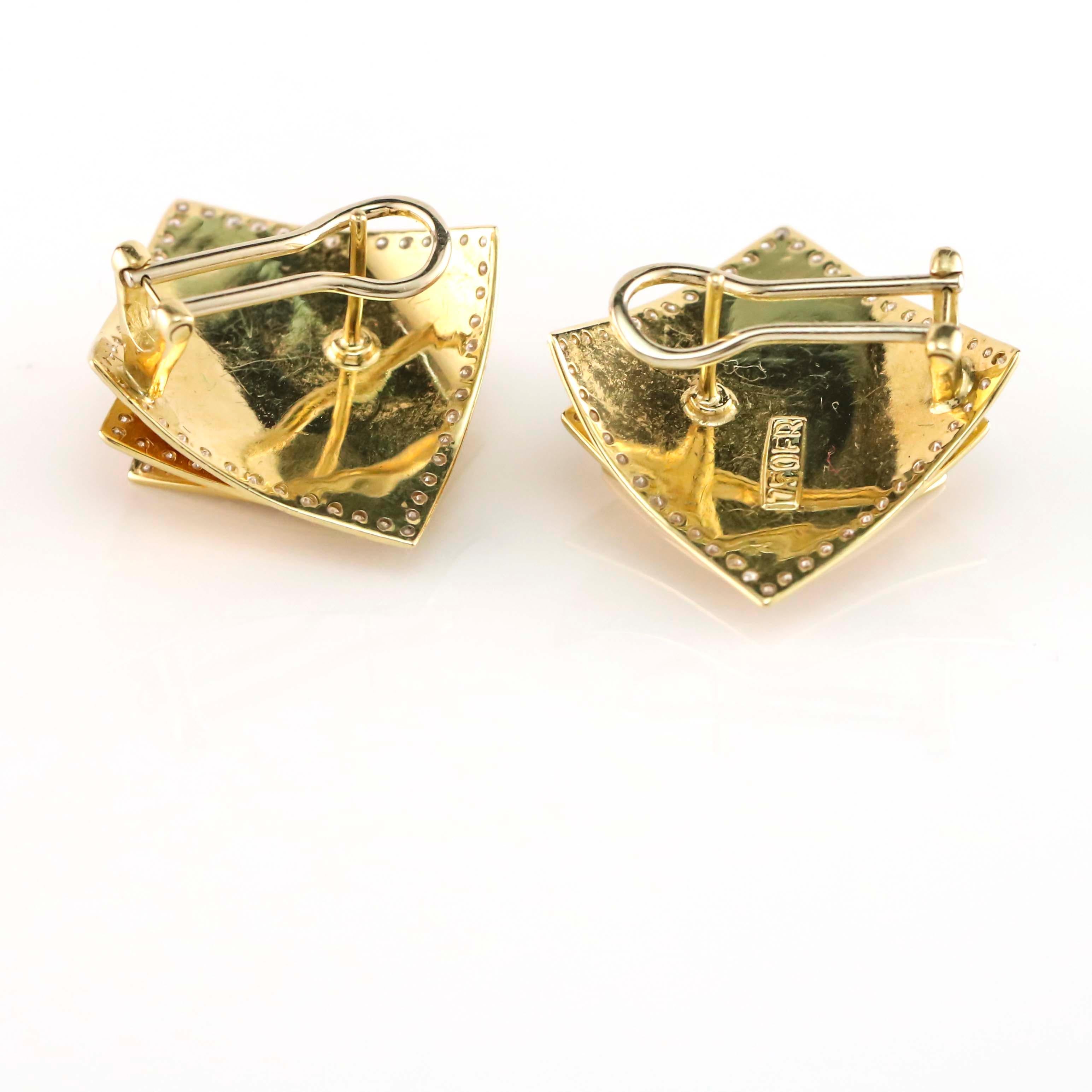 Contemporary 1.80 Carat Diamonds 18 Karat Yellow Gold 3-Layer Square Earrings For Sale