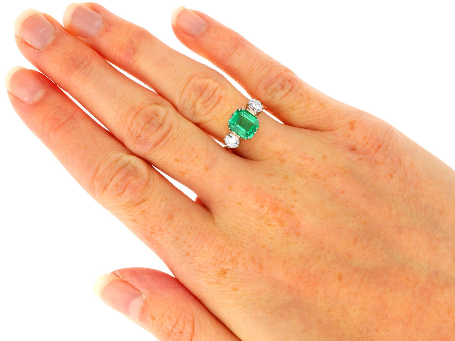 1,80 Karat Smaragd 0,66 Karat Diamant 18k Gelbgold Trilogie Ring CIRCA 1930 im Angebot 5