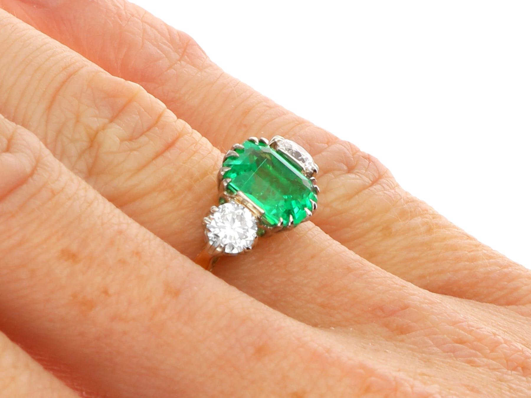1,80 Karat Smaragd 0,66 Karat Diamant 18k Gelbgold Trilogie Ring CIRCA 1930 im Angebot 6