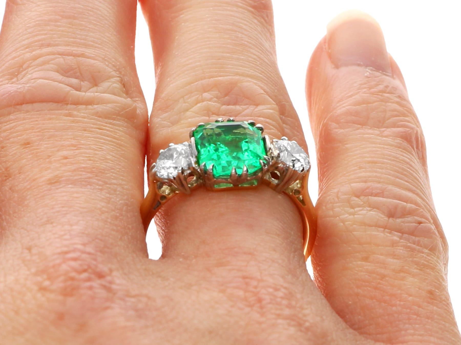 1,80 Karat Smaragd 0,66 Karat Diamant 18k Gelbgold Trilogie Ring CIRCA 1930 im Angebot 7