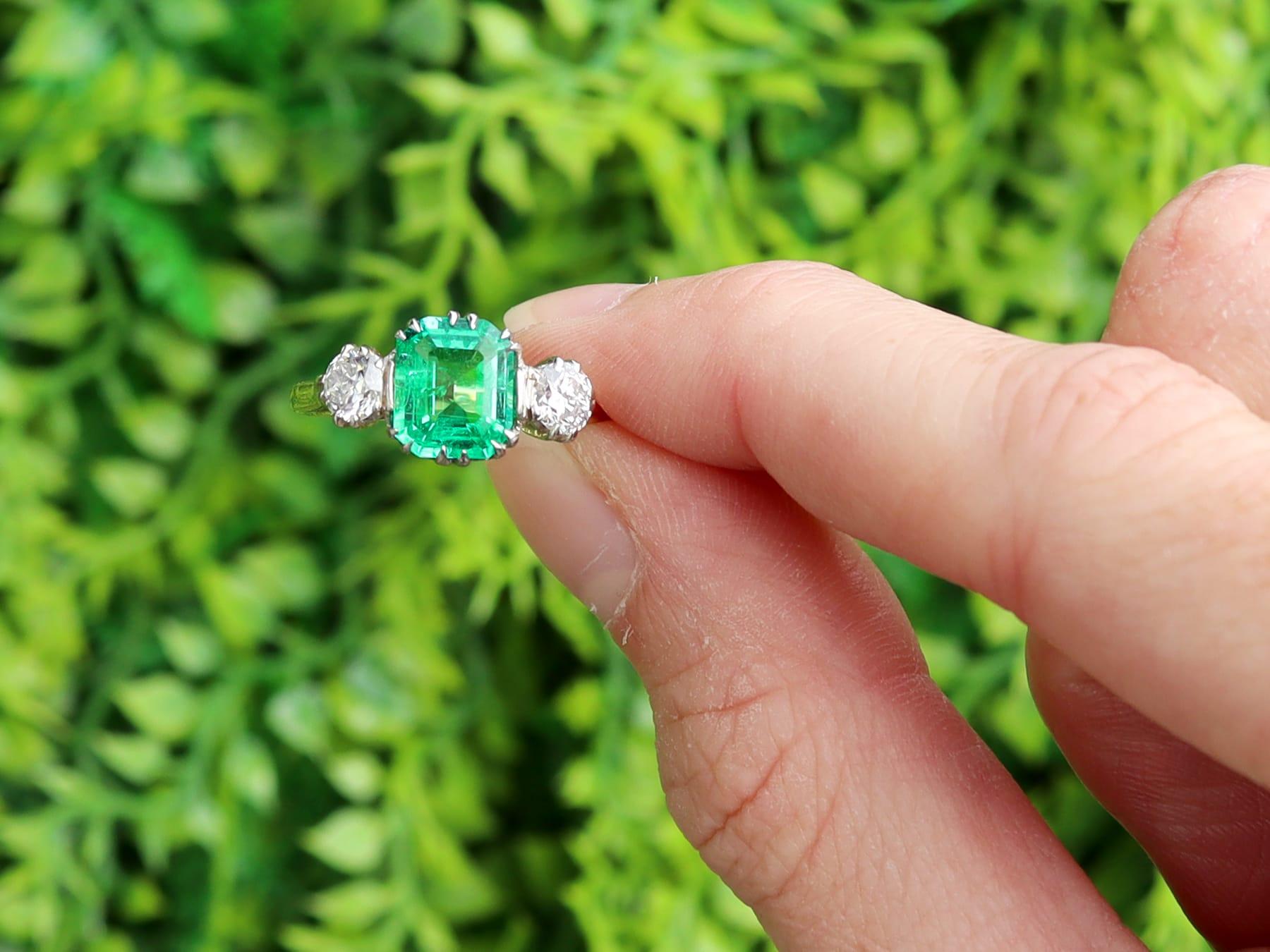 Eine atemberaubende, feine und beeindruckende antike 1,80 Karat Smaragd, 0,66 Karat Diamant, 18 Karat Gelbgold und Palladium Set Trilogie Ring; Teil unserer vielfältigen Smaragd Verlobungsringe Sammlung.

Dieser atemberaubende, feine und