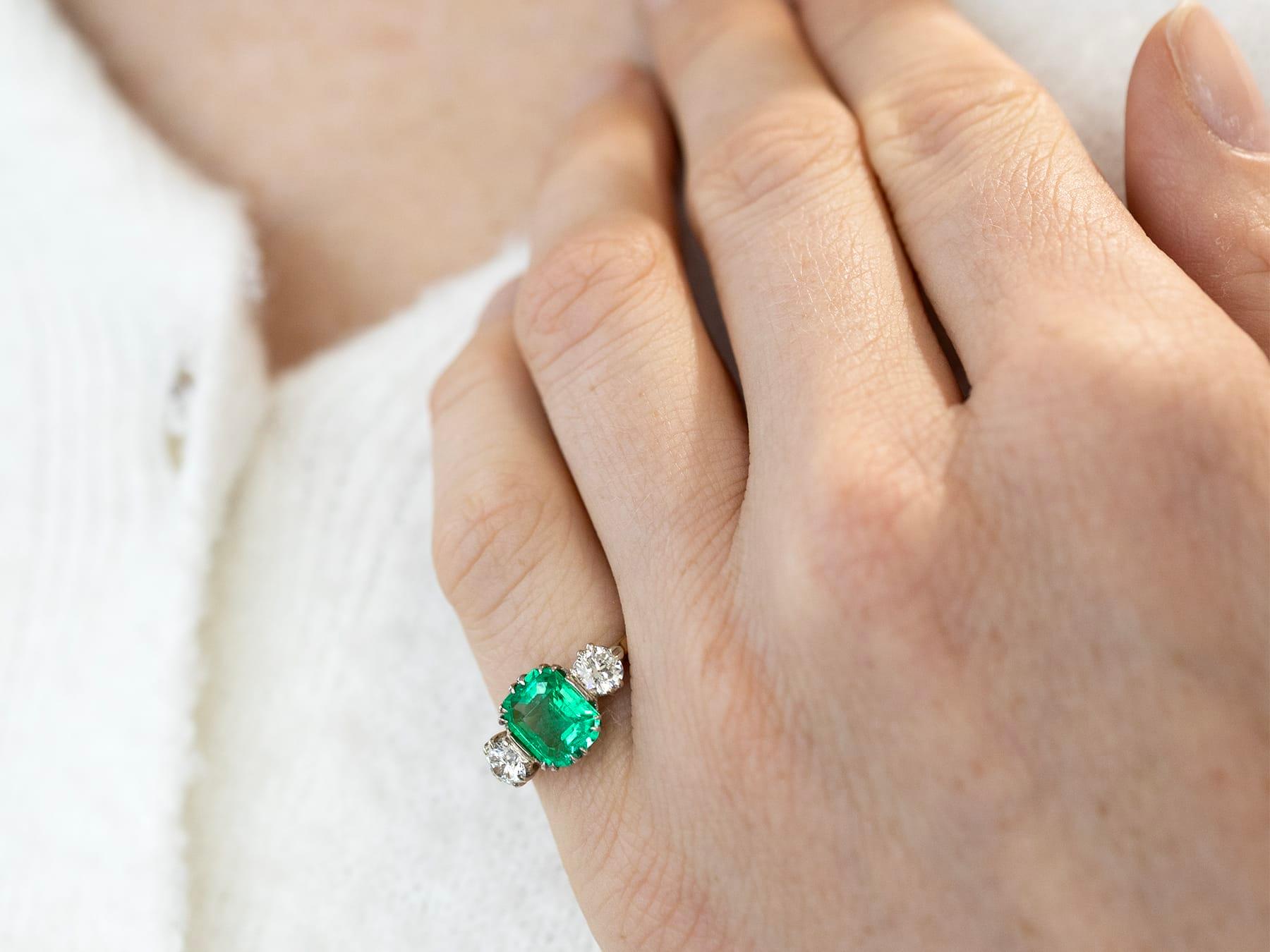 1,80 Karat Smaragd 0,66 Karat Diamant 18k Gelbgold Trilogie Ring CIRCA 1930 (Achteckschliff) im Angebot