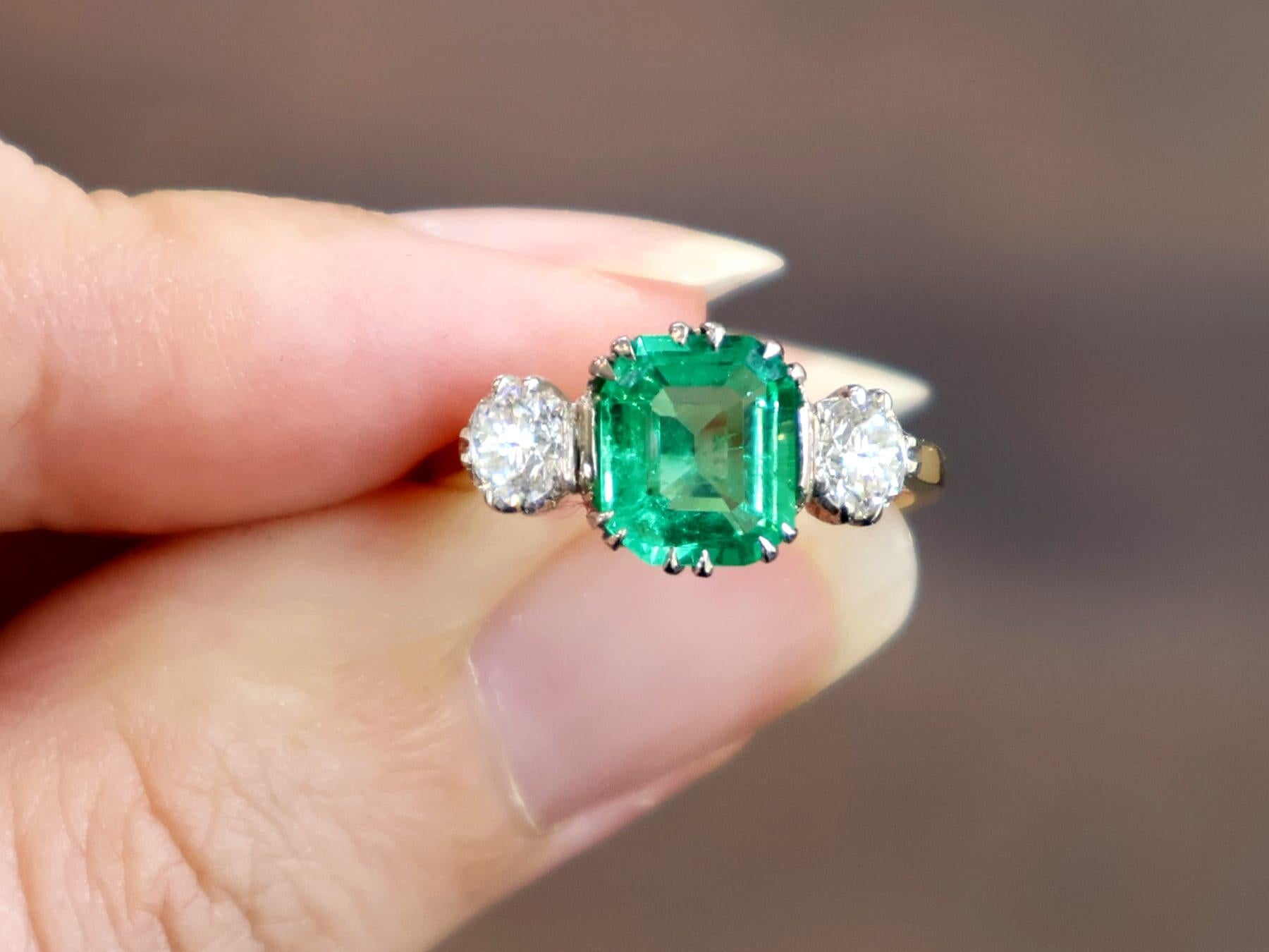 1,80 Karat Smaragd 0,66 Karat Diamant 18k Gelbgold Trilogie Ring CIRCA 1930 im Zustand „Hervorragend“ im Angebot in Jesmond, Newcastle Upon Tyne