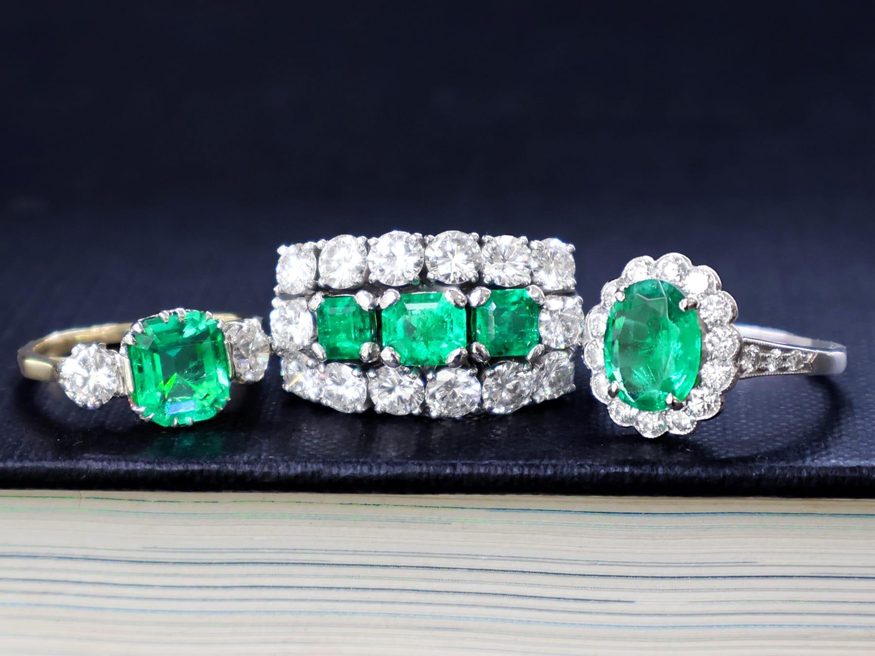 1,80 Karat Smaragd 0,66 Karat Diamant 18k Gelbgold Trilogie Ring CIRCA 1930 im Angebot 1