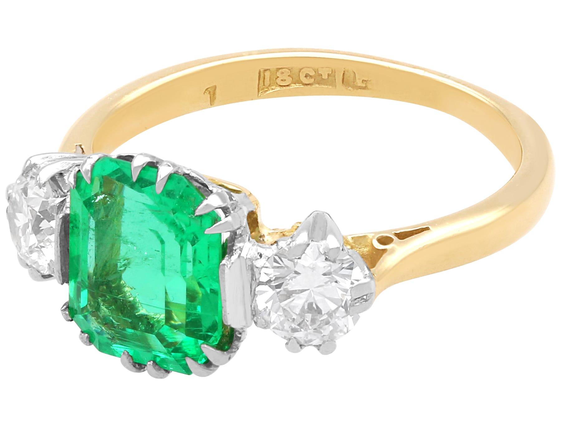 1,80 Karat Smaragd 0,66 Karat Diamant 18k Gelbgold Trilogie Ring CIRCA 1930 im Angebot 2