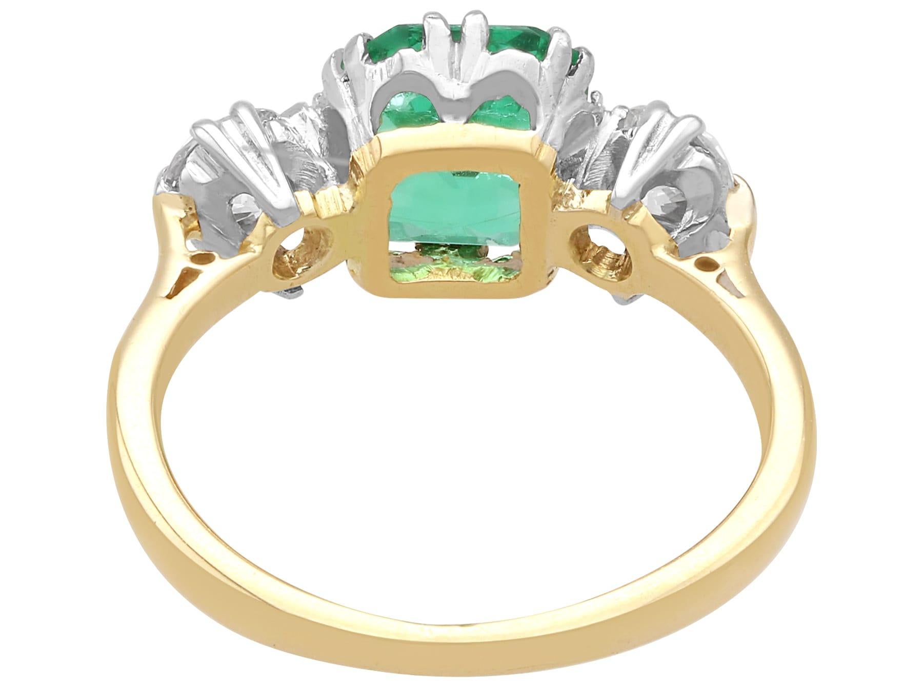 1,80 Karat Smaragd 0,66 Karat Diamant 18k Gelbgold Trilogie Ring CIRCA 1930 im Angebot 3