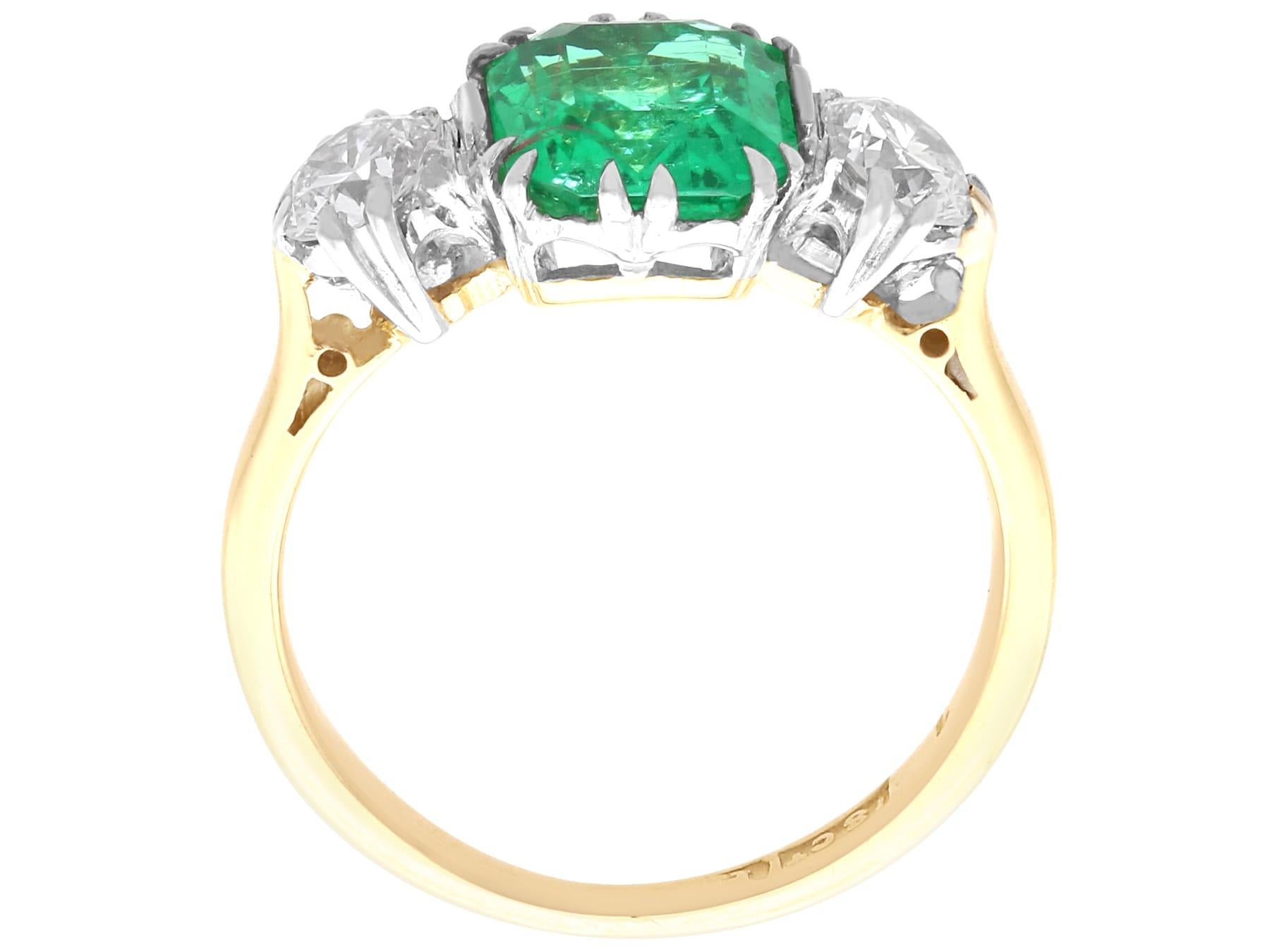 1,80 Karat Smaragd 0,66 Karat Diamant 18k Gelbgold Trilogie Ring CIRCA 1930 im Angebot 4