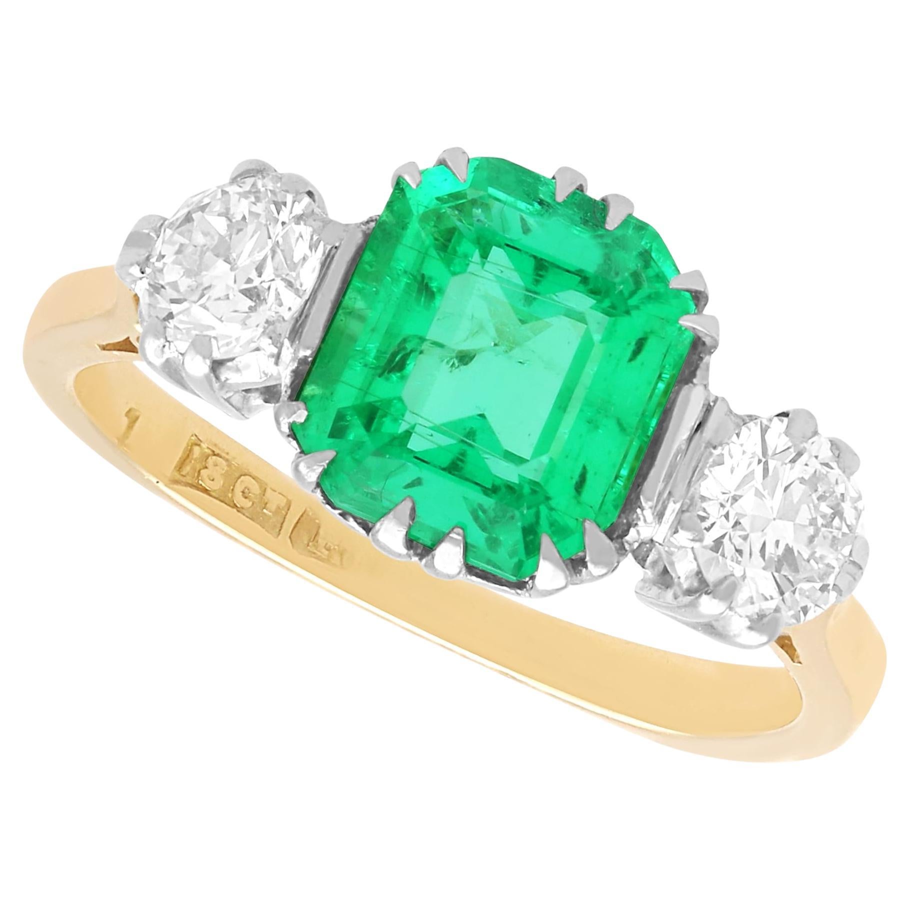 1,80 Karat Smaragd 0,66 Karat Diamant 18k Gelbgold Trilogie Ring CIRCA 1930 im Angebot