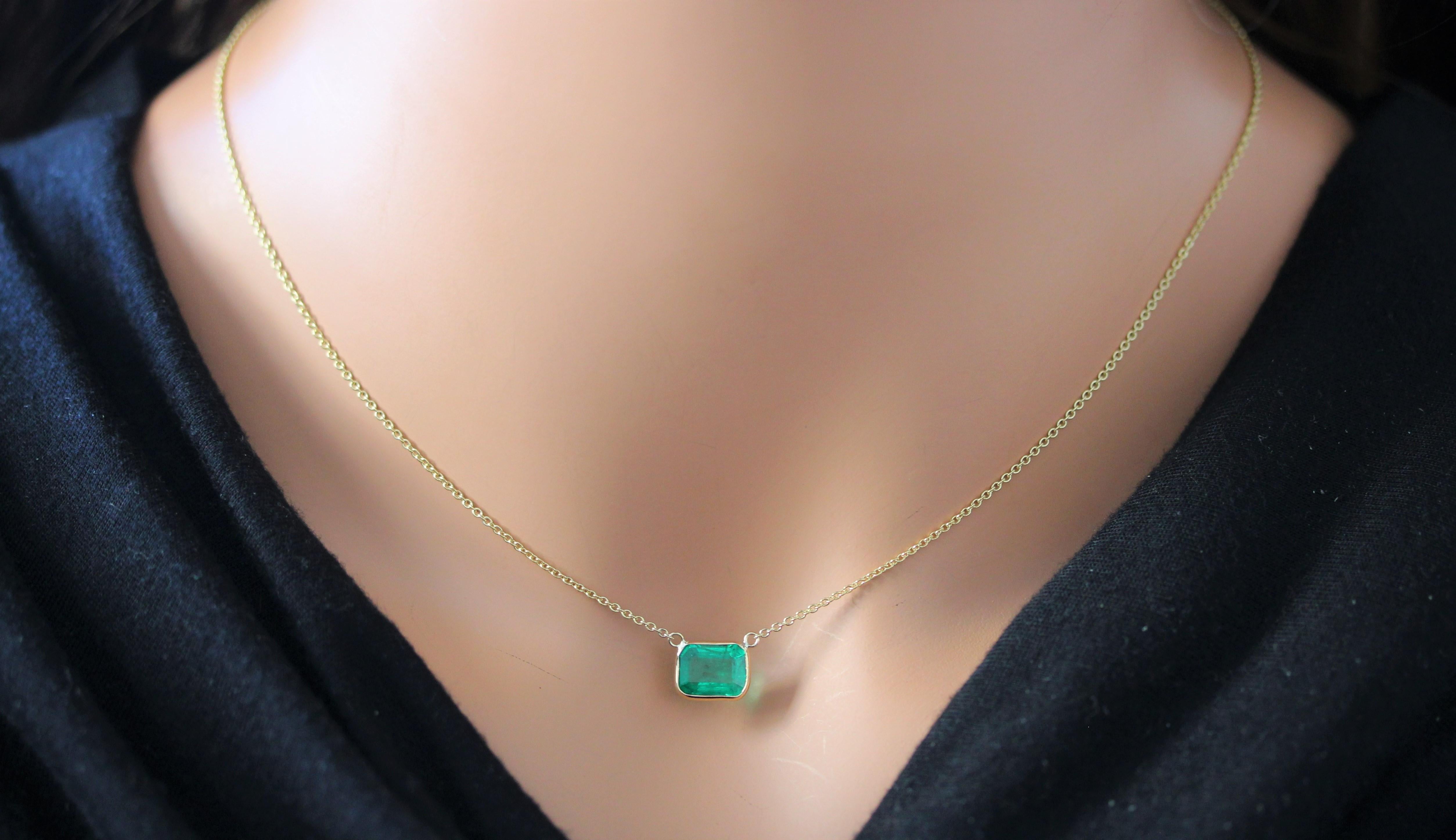 Contemporary 1.80 Carat Emerald Green Fashion Necklaces In 14k Yellow Gold For Sale