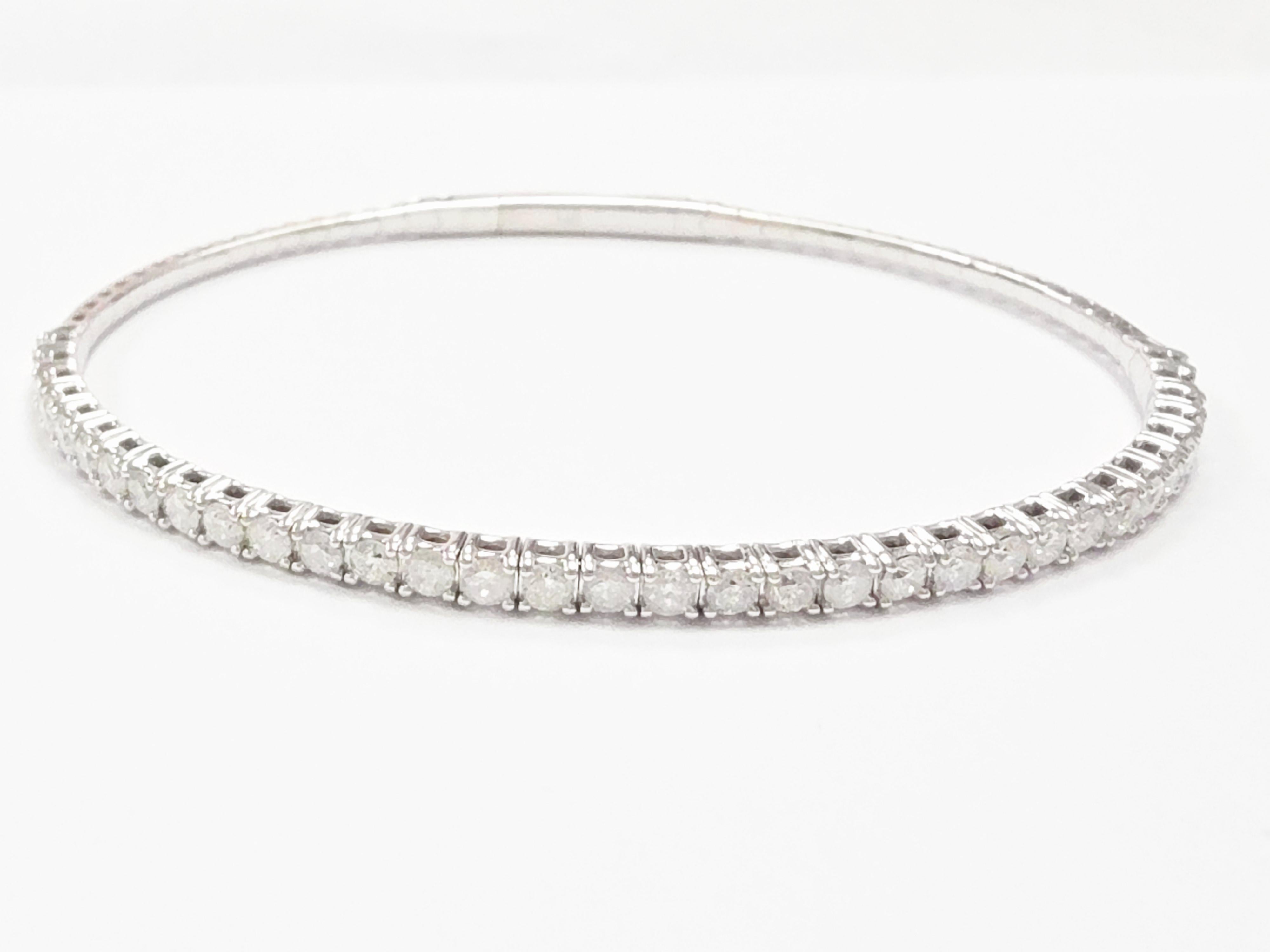 Peso totale dei carati (CTW): 1,80 ctw
Materiale: oro bianco 14k
Design/One: Bracciale flessibile a metà giro, il che significa che probabilmente presenta diamanti incastonati a metà del bracciale.
Dimensioni: 7 pollici (si adatta alle dimensioni