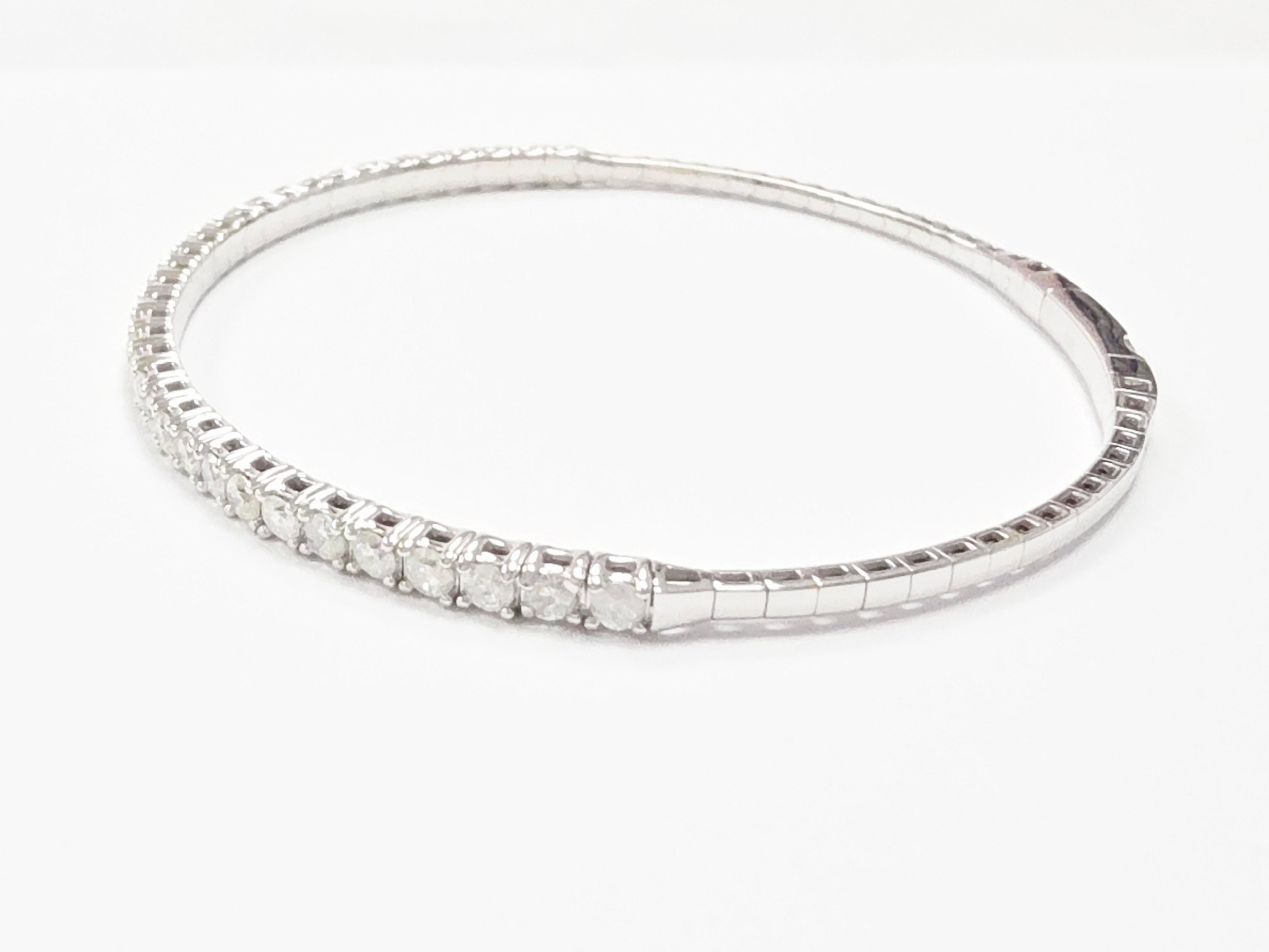 Taglio rotondo Bangle flessibile con diamante naturale da 1,80 carati in oro bianco 14 carati in vendita