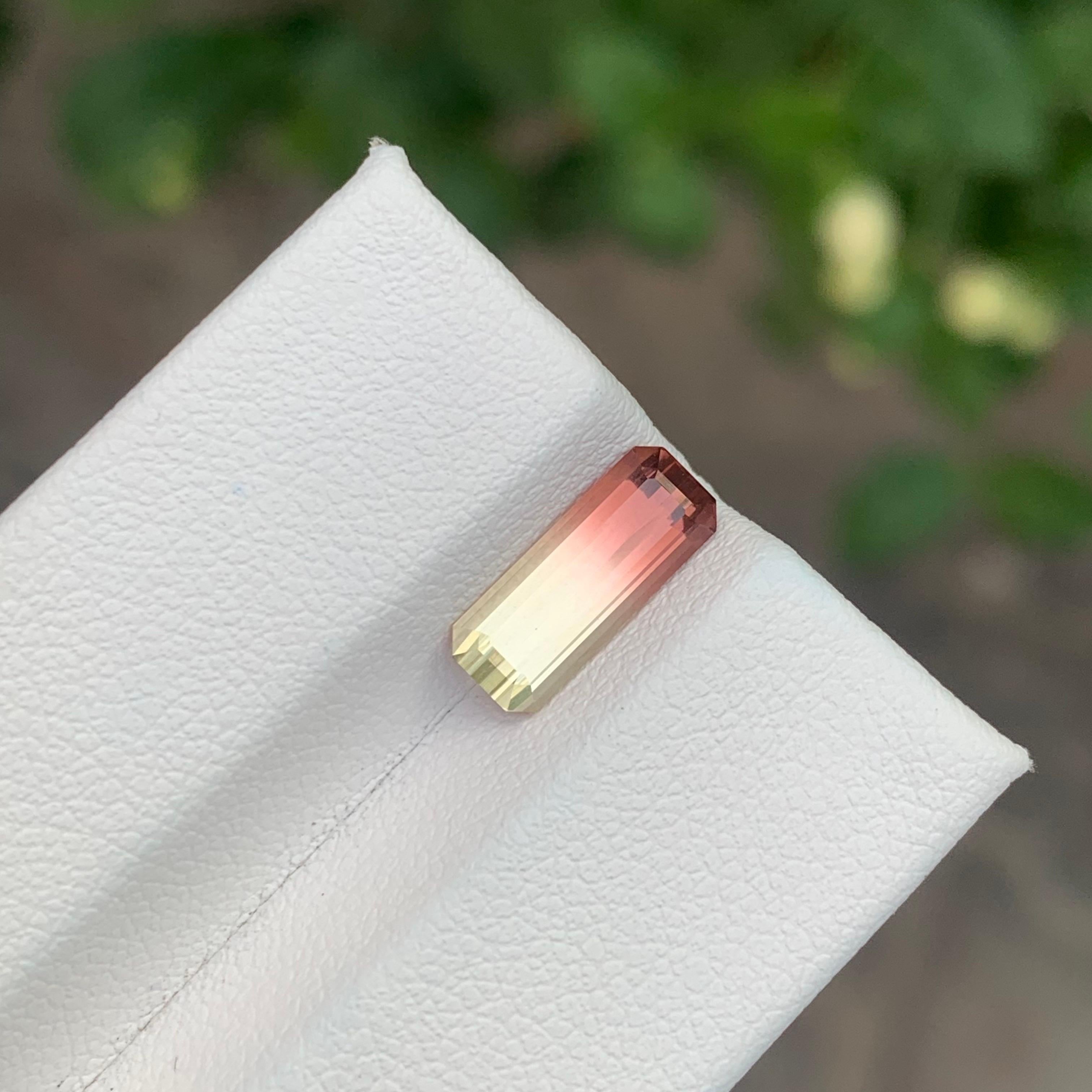 Tourmaline naturelle non sertie bicolore de 1.80 carats de forme émeraude longue en vente 4