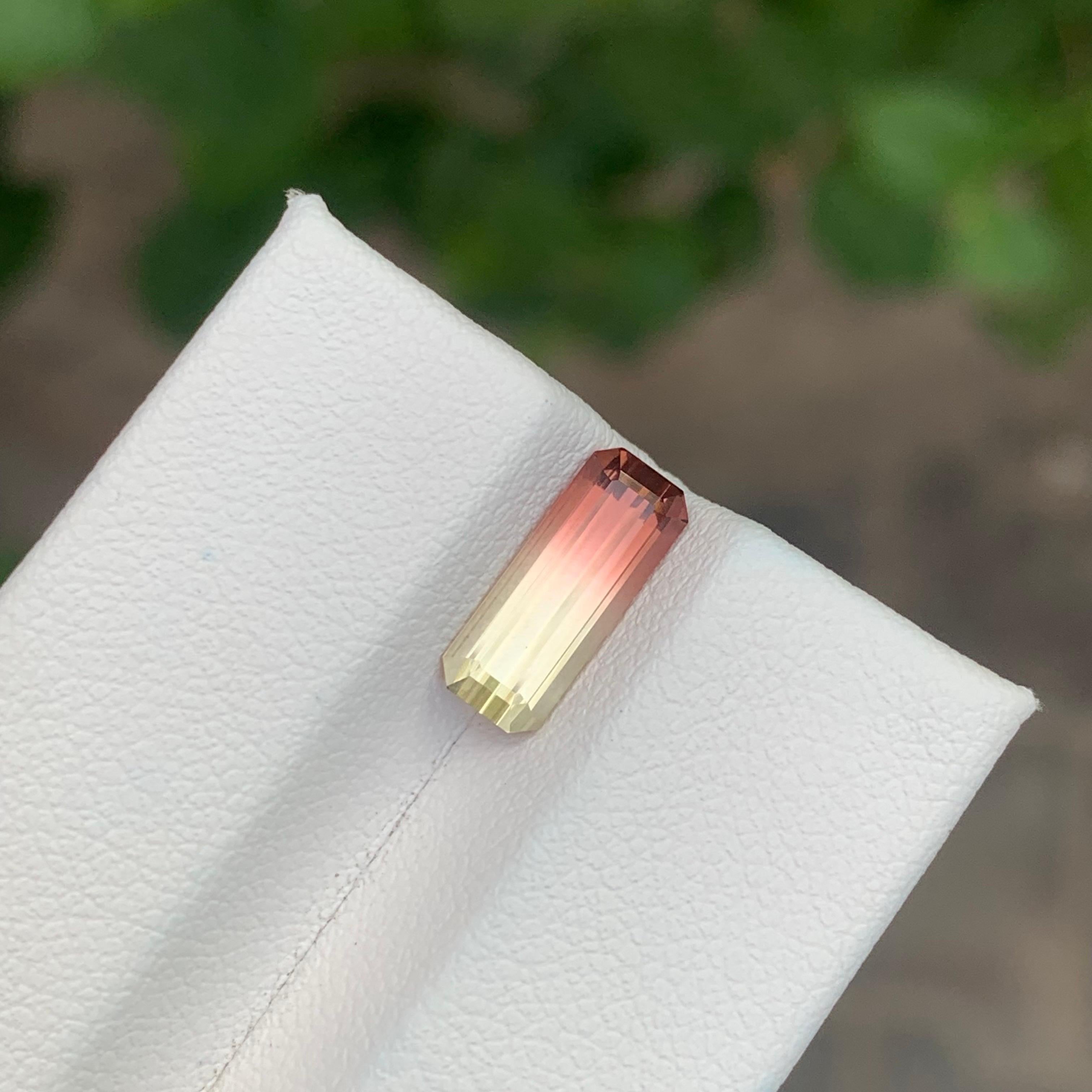 Tourmaline naturelle non sertie bicolore de 1.80 carats de forme émeraude longue en vente 5