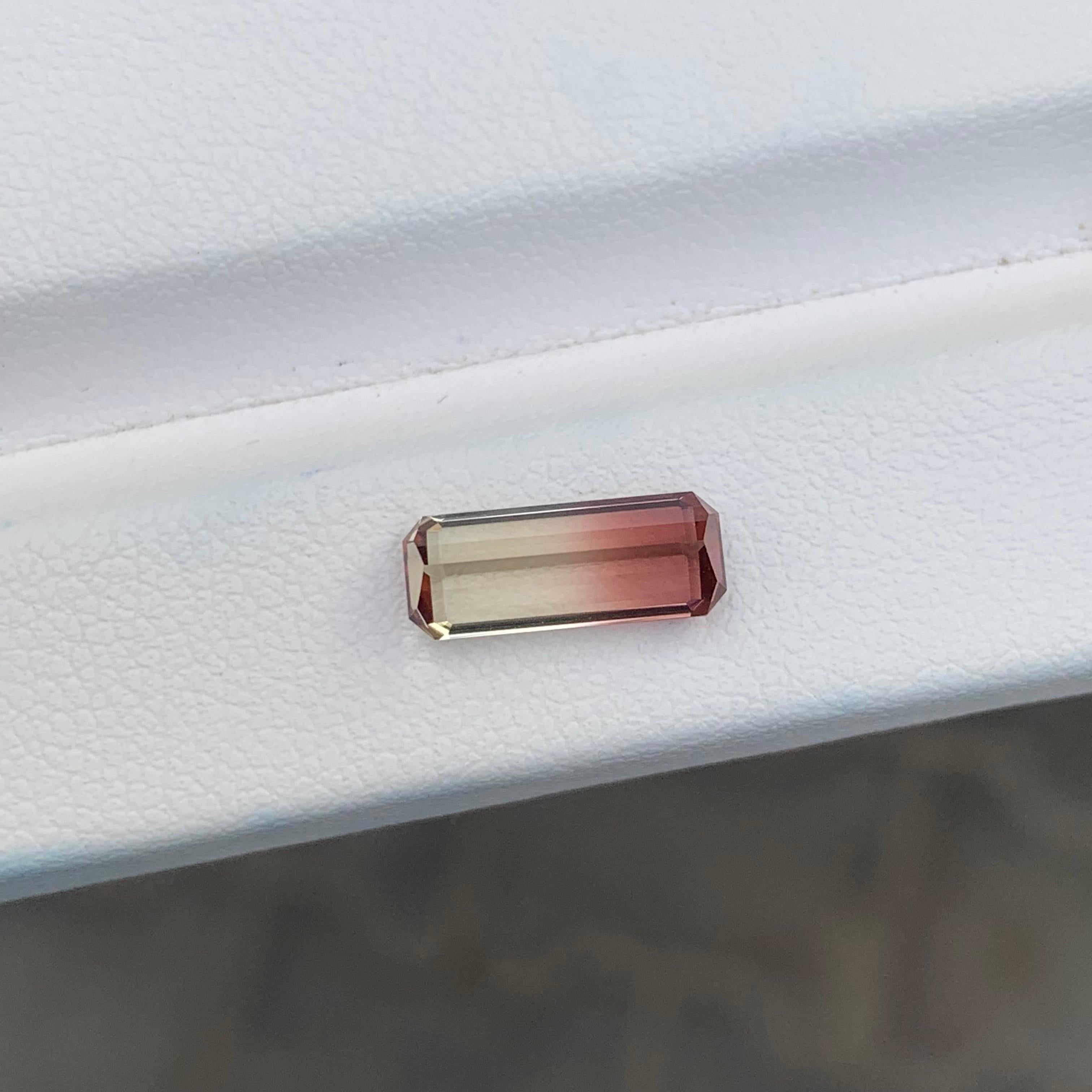 Arts and Crafts Tourmaline naturelle non sertie bicolore de 1.80 carats de forme émeraude longue en vente