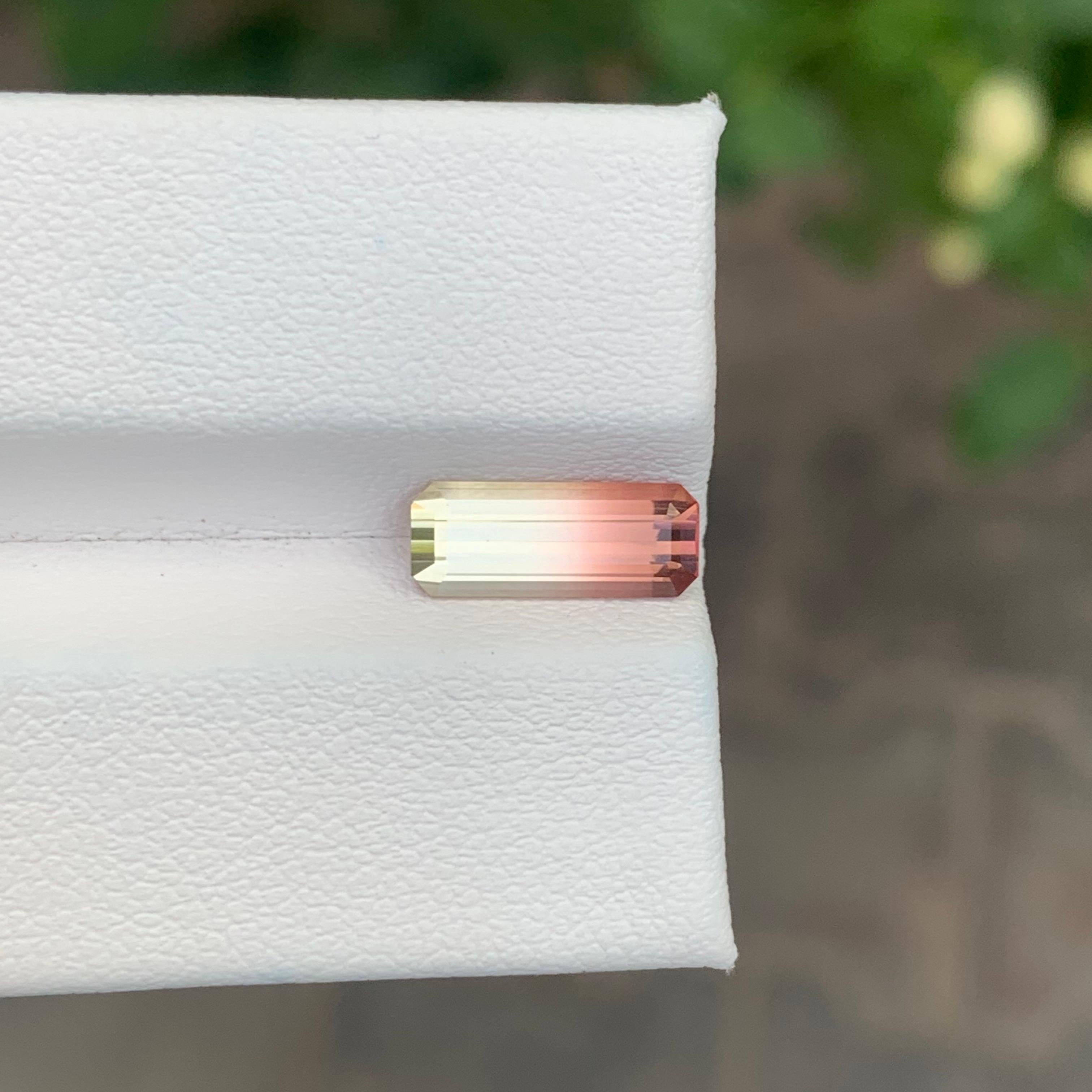 Taille émeraude Tourmaline naturelle non sertie bicolore de 1.80 carats de forme émeraude longue en vente