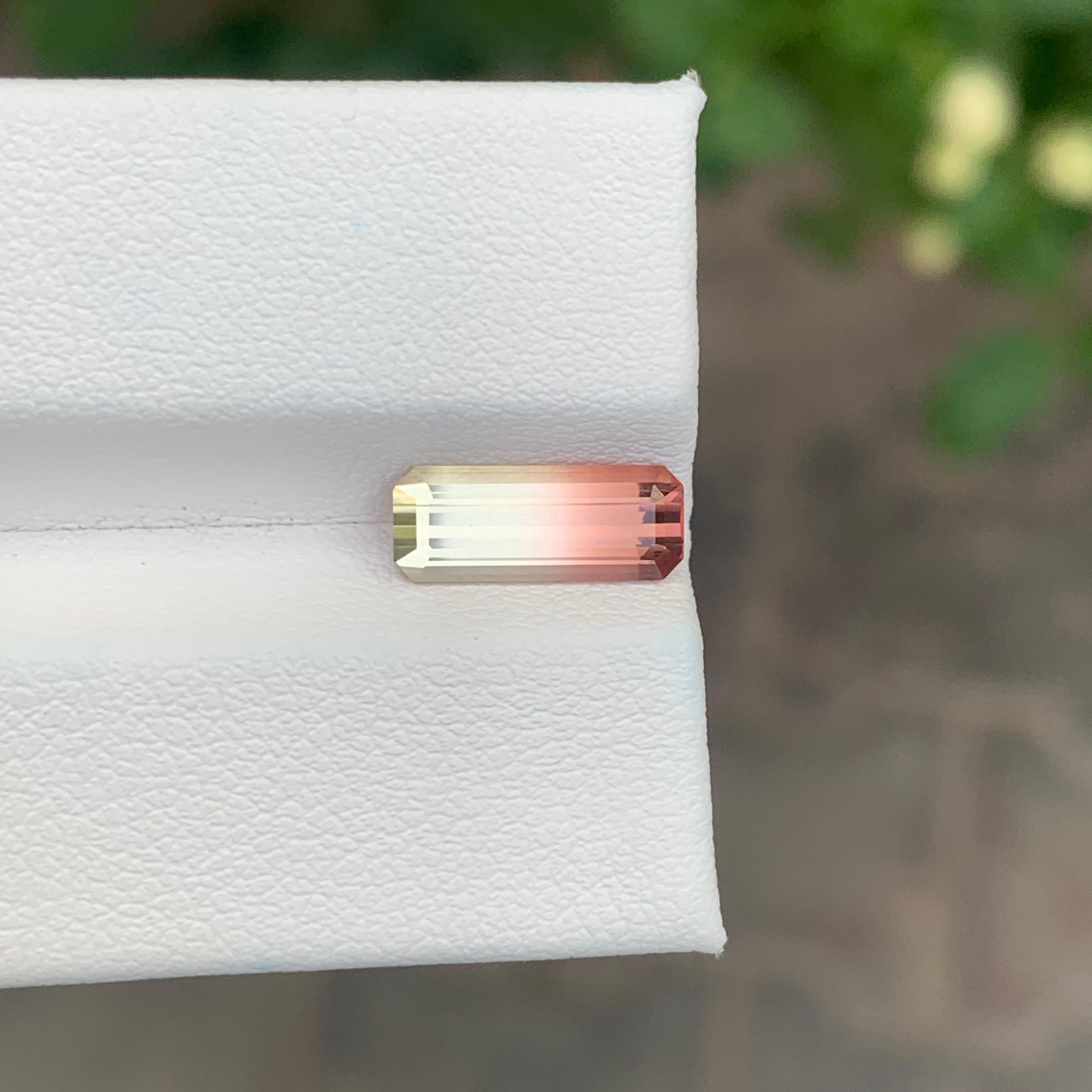 Tourmaline naturelle non sertie bicolore de 1.80 carats de forme émeraude longue Neuf - En vente à Peshawar, PK
