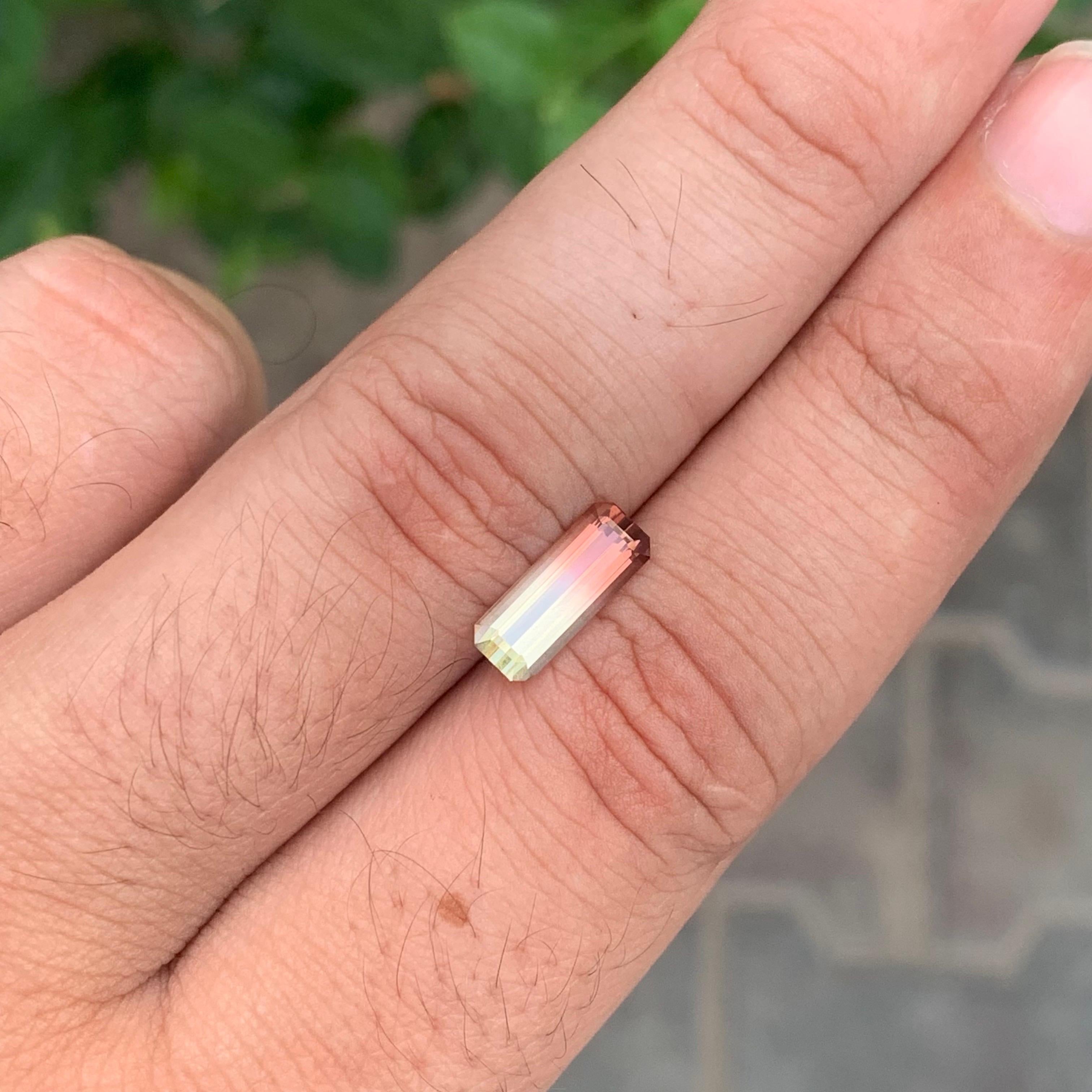 Tourmaline naturelle non sertie bicolore de 1.80 carats de forme émeraude longue Unisexe en vente