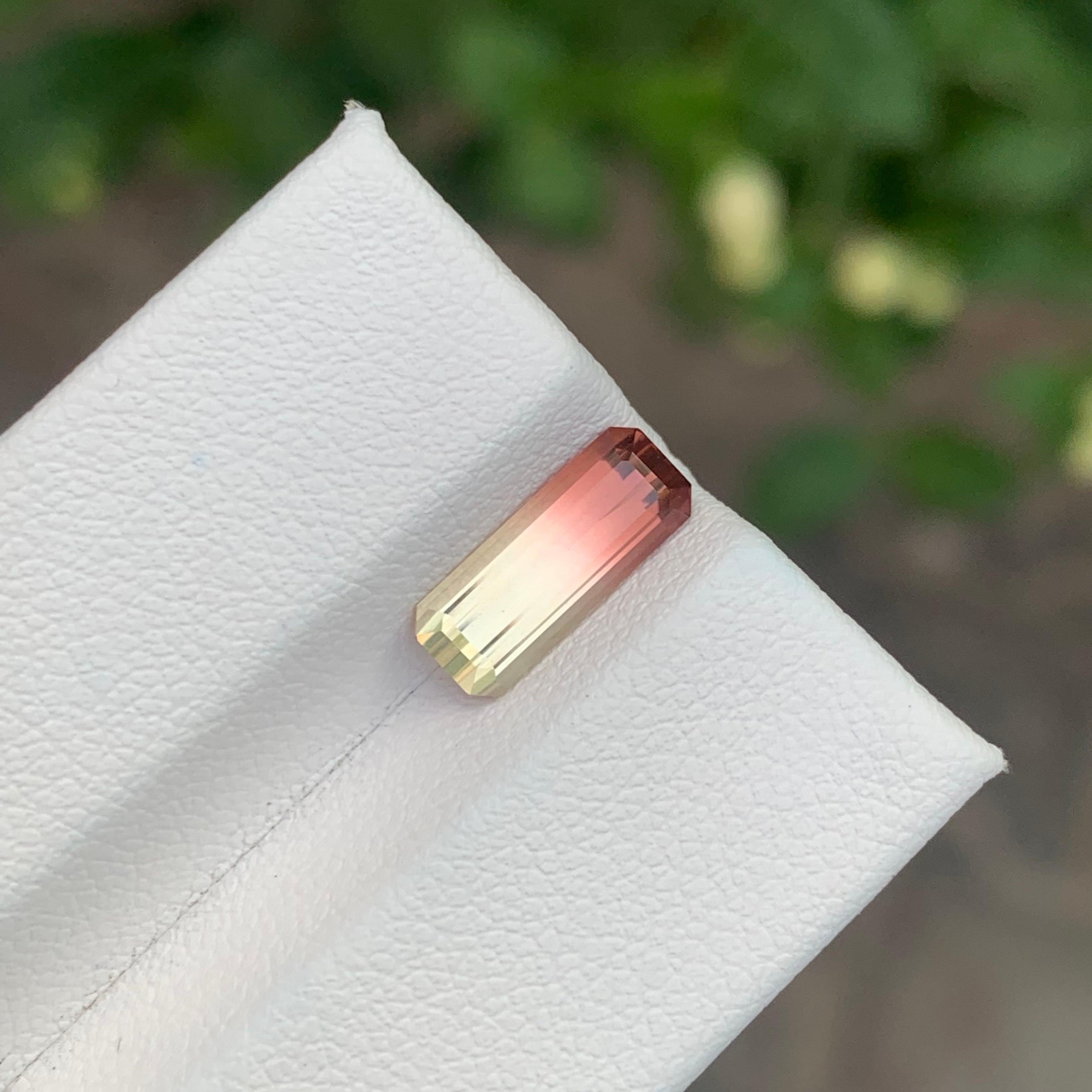 Tourmaline naturelle non sertie bicolore de 1.80 carats de forme émeraude longue en vente 1