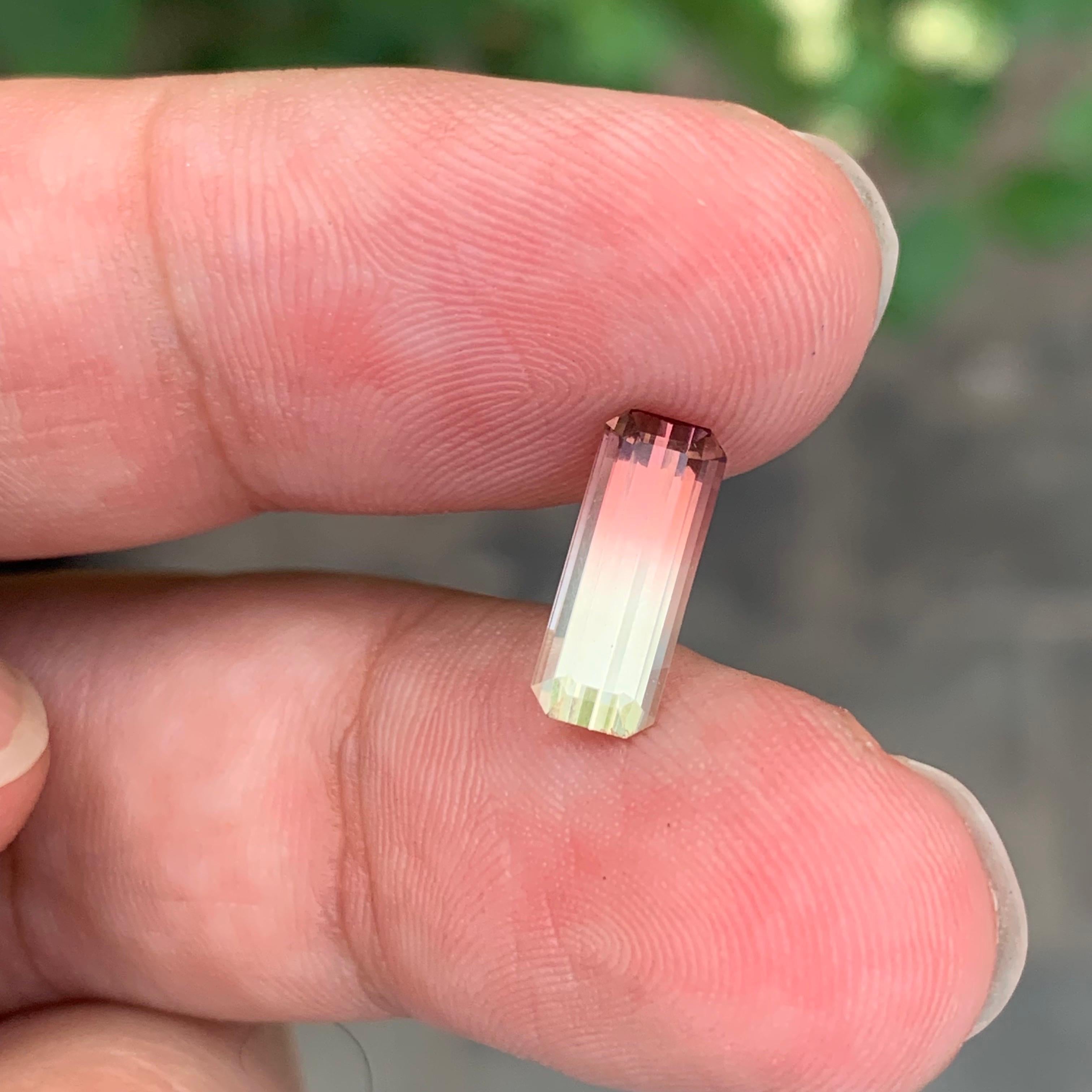 Tourmaline naturelle non sertie bicolore de 1.80 carats de forme émeraude longue en vente 2