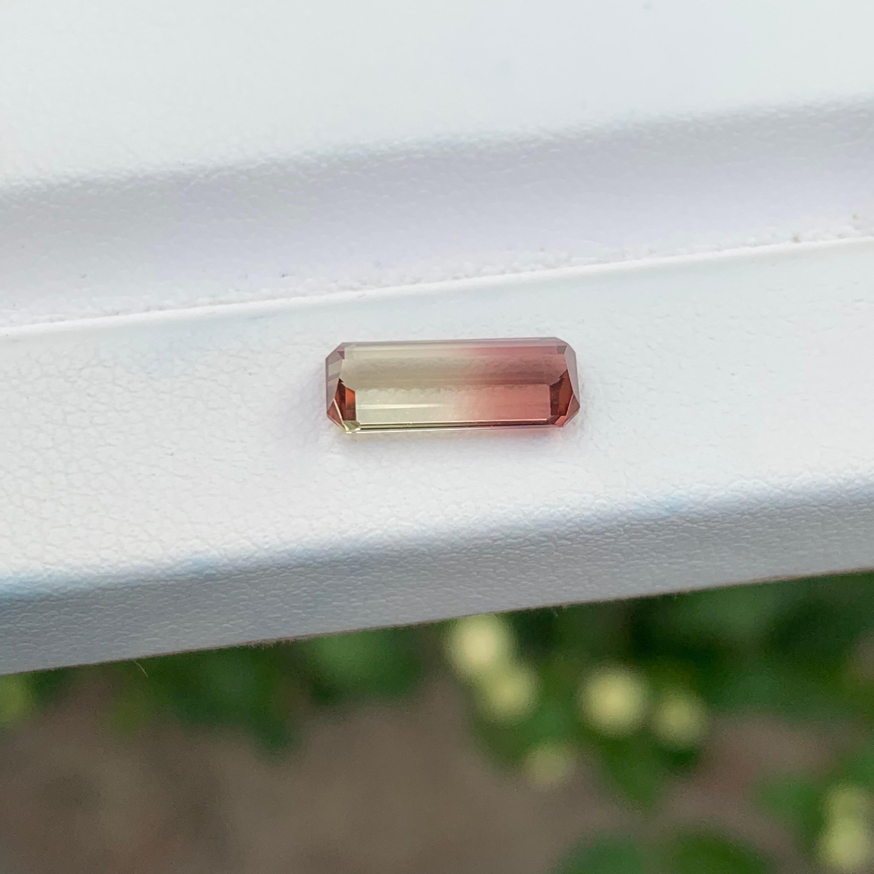 Tourmaline naturelle non sertie bicolore de 1.80 carats de forme émeraude longue en vente 3