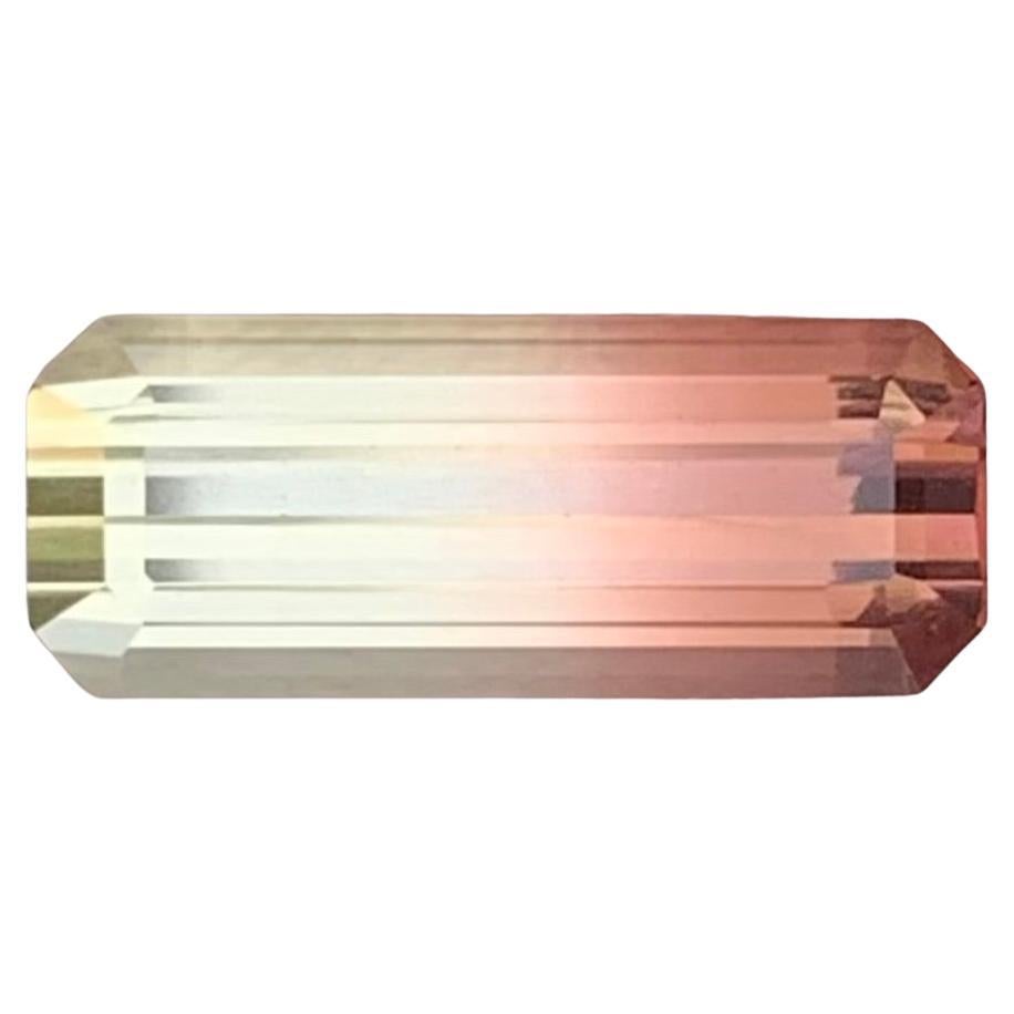 Tourmaline naturelle non sertie bicolore de 1.80 carats de forme émeraude longue en vente
