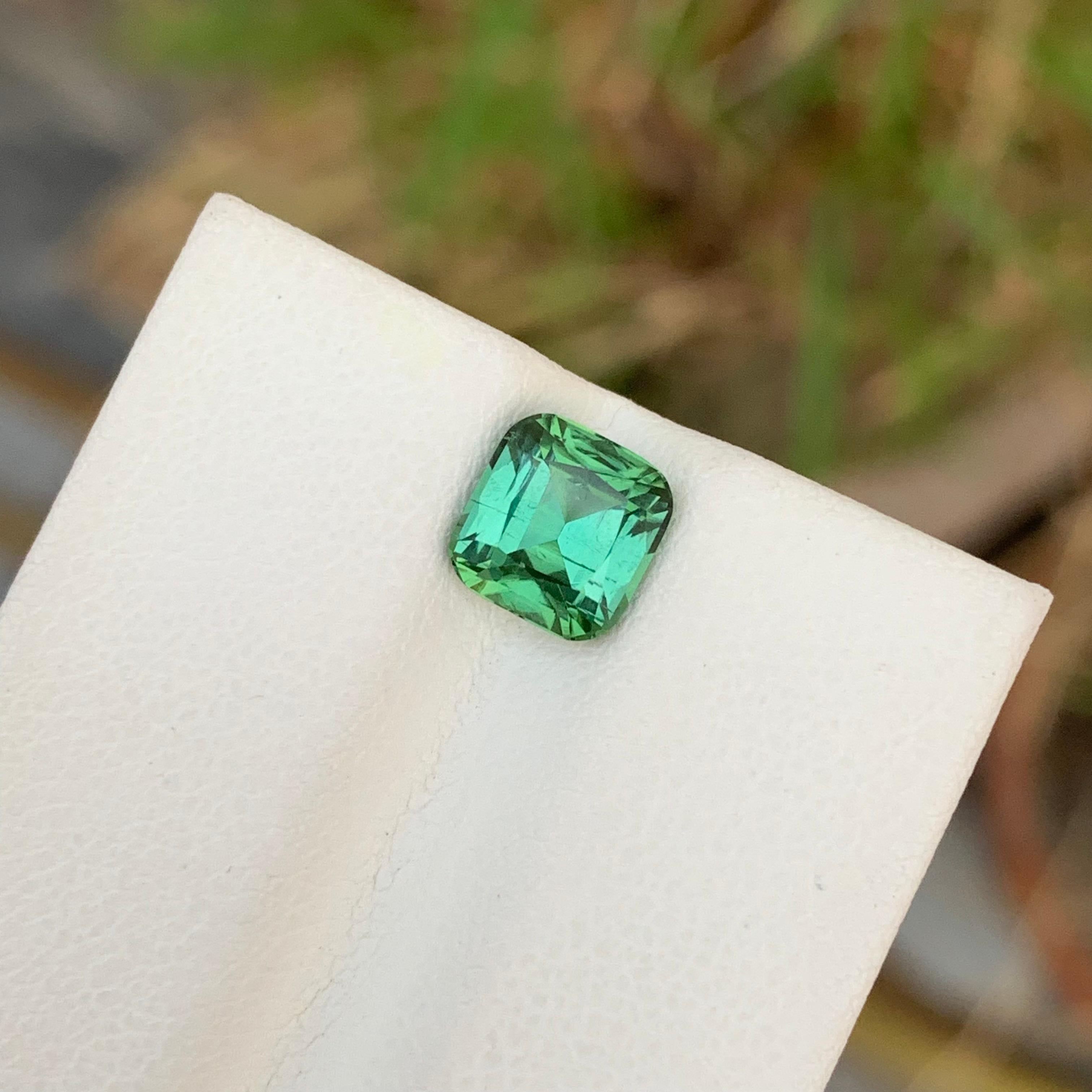 Arts and Crafts 1.80 carati di tormalina blu-verde naturale sfusa a forma di cuscino in vendita