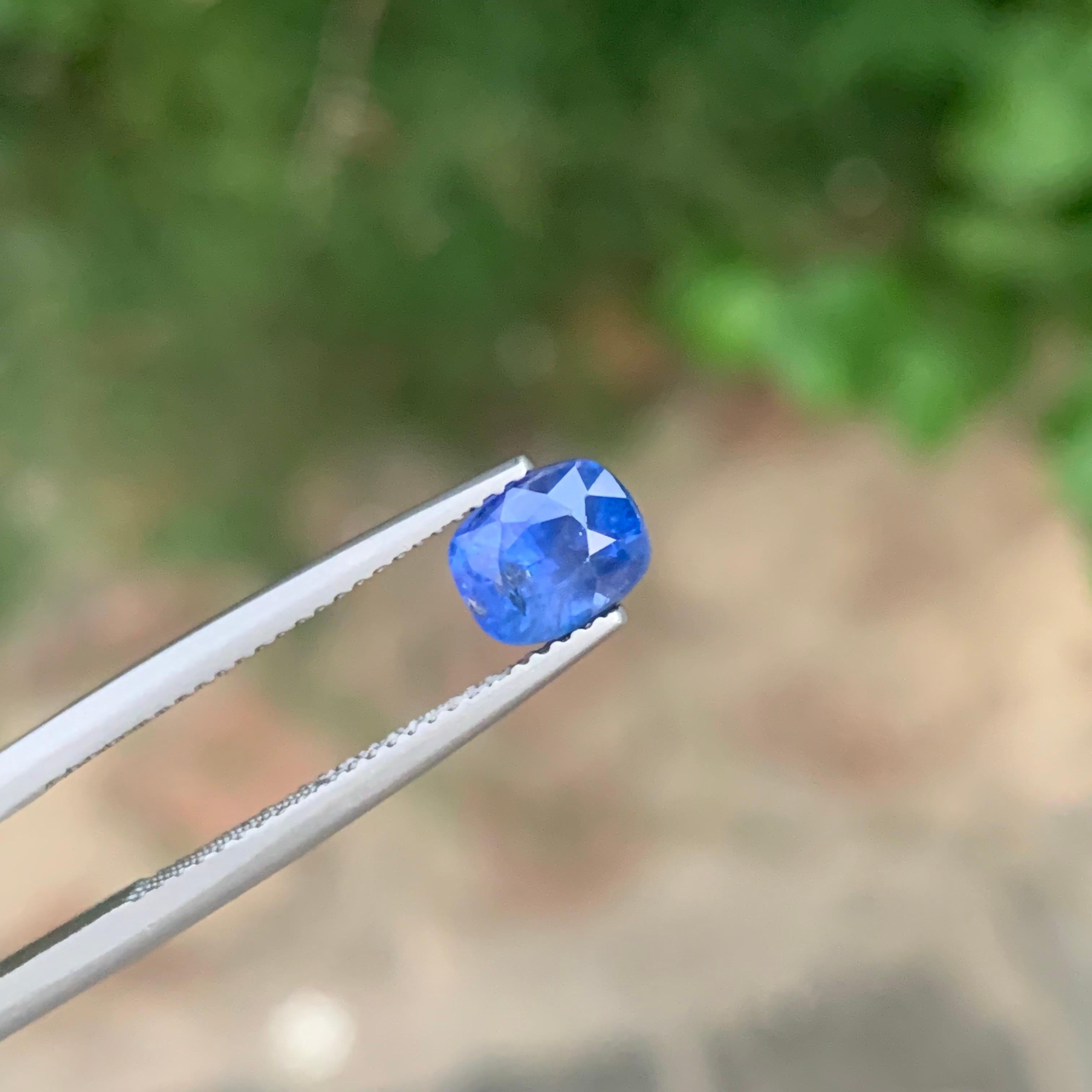 Loser Saphir

Gewicht: 1,80 Karat
Größen: 7.3 x 5.5 x 3 Mm
Herkunft: Madagaskar 
Die Form: Kissen 
Farbe: Blau
Behandlung: Wärmeerhöhung
Zertifikat: Auf Kundenwunsch

Der Saphir, ein Edelstein von legendärer Schönheit und beständiger