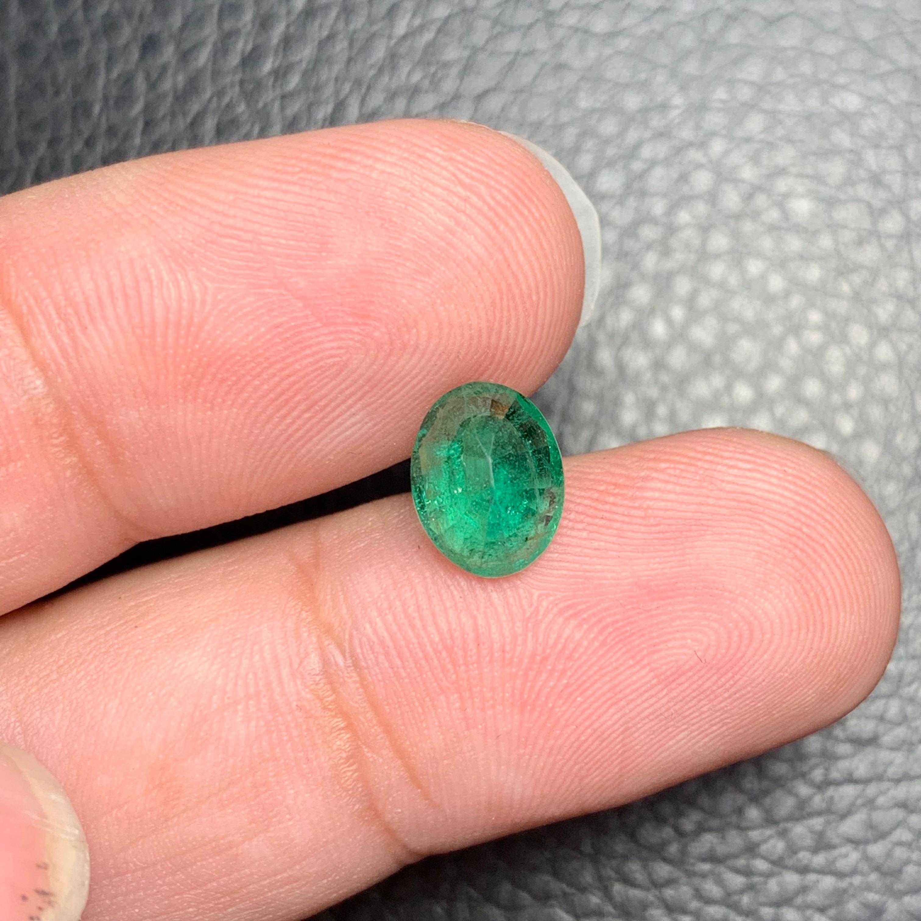 1.80 Carat Natural Loose Emerald Oval Shape Gemstone (Émeraude en vrac de forme ovale) en vente 4