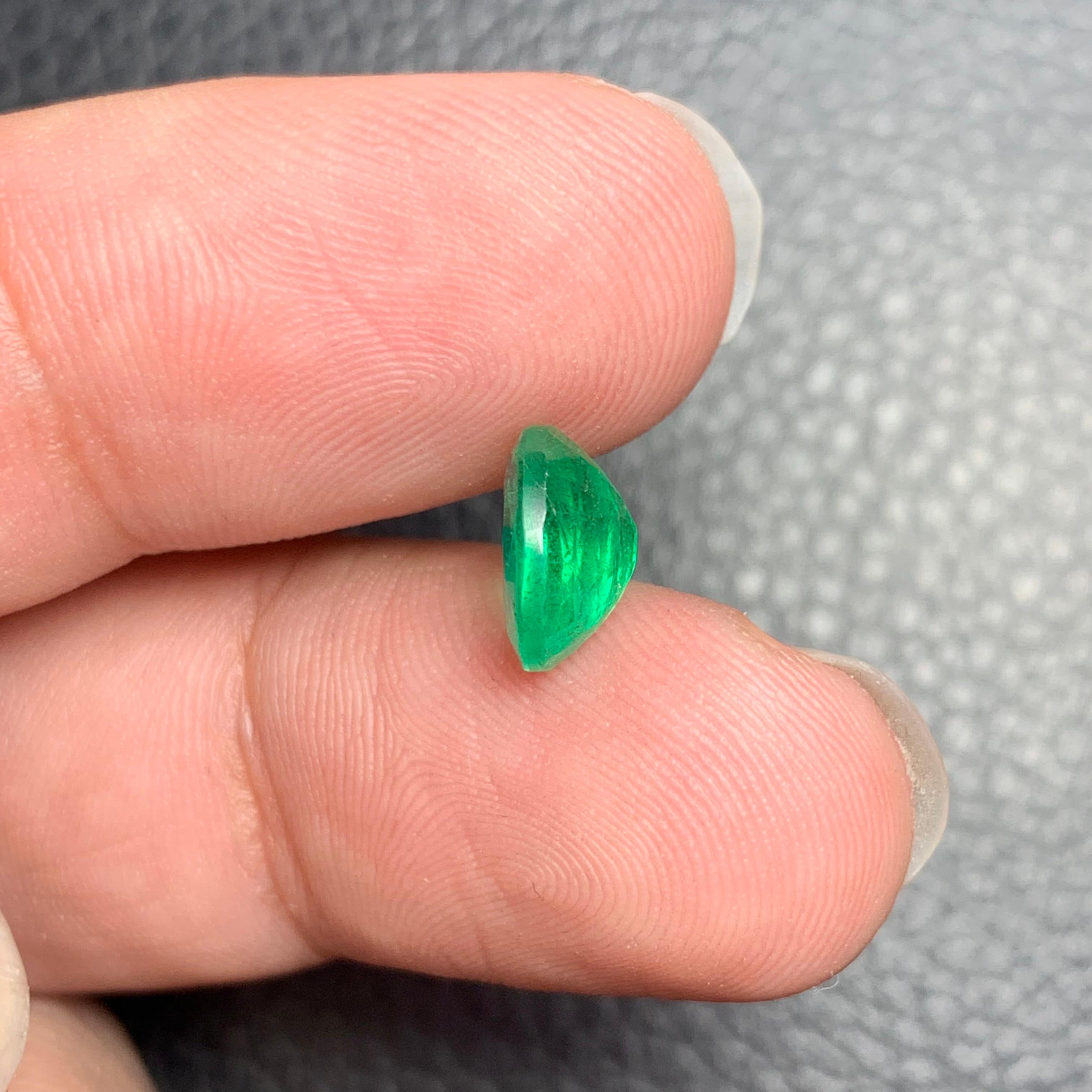 Arts and Crafts 1.80 Carat Natural Loose Emerald Oval Shape Gemstone (Émeraude en vrac de forme ovale) en vente
