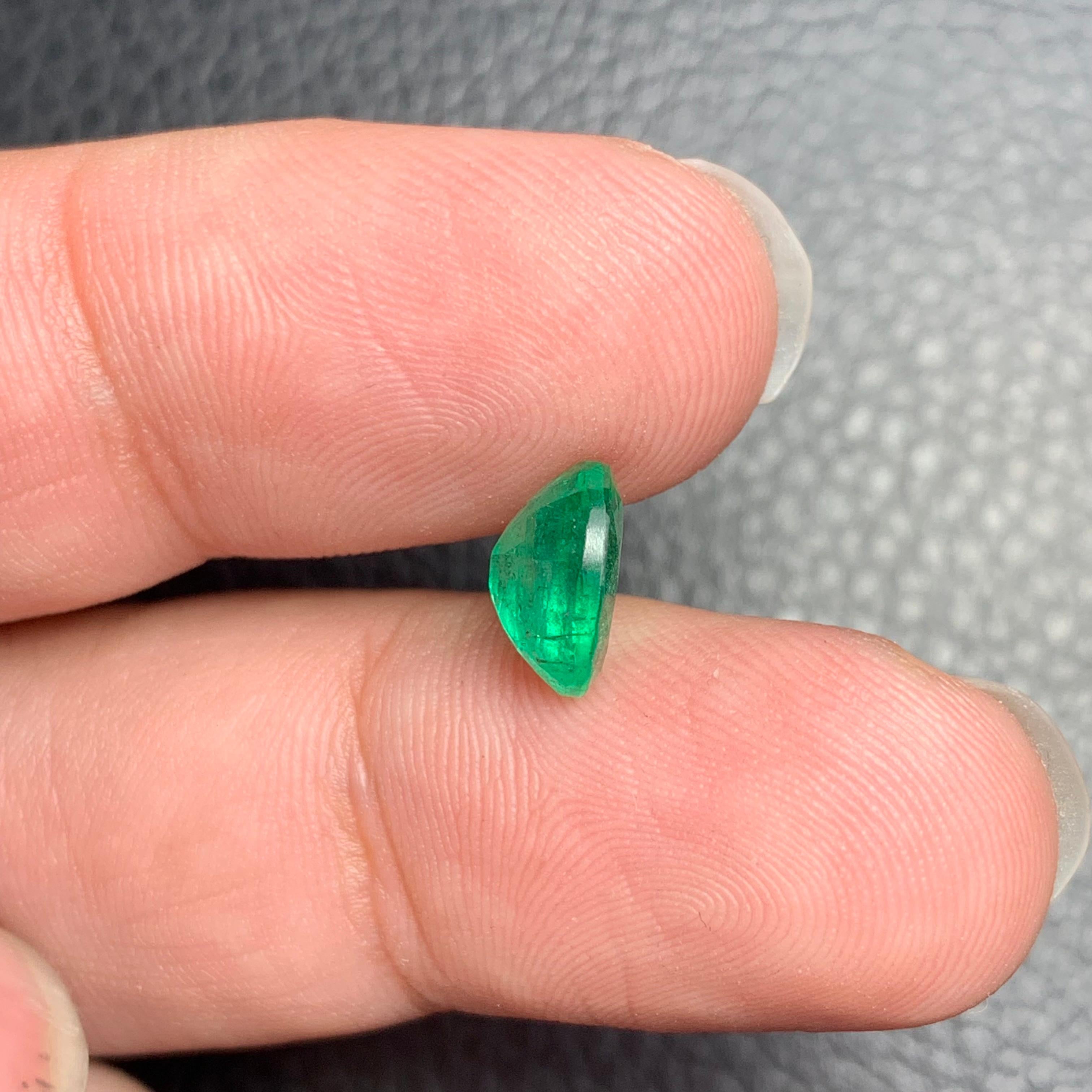 Taille ovale 1.80 Carat Natural Loose Emerald Oval Shape Gemstone (Émeraude en vrac de forme ovale) en vente
