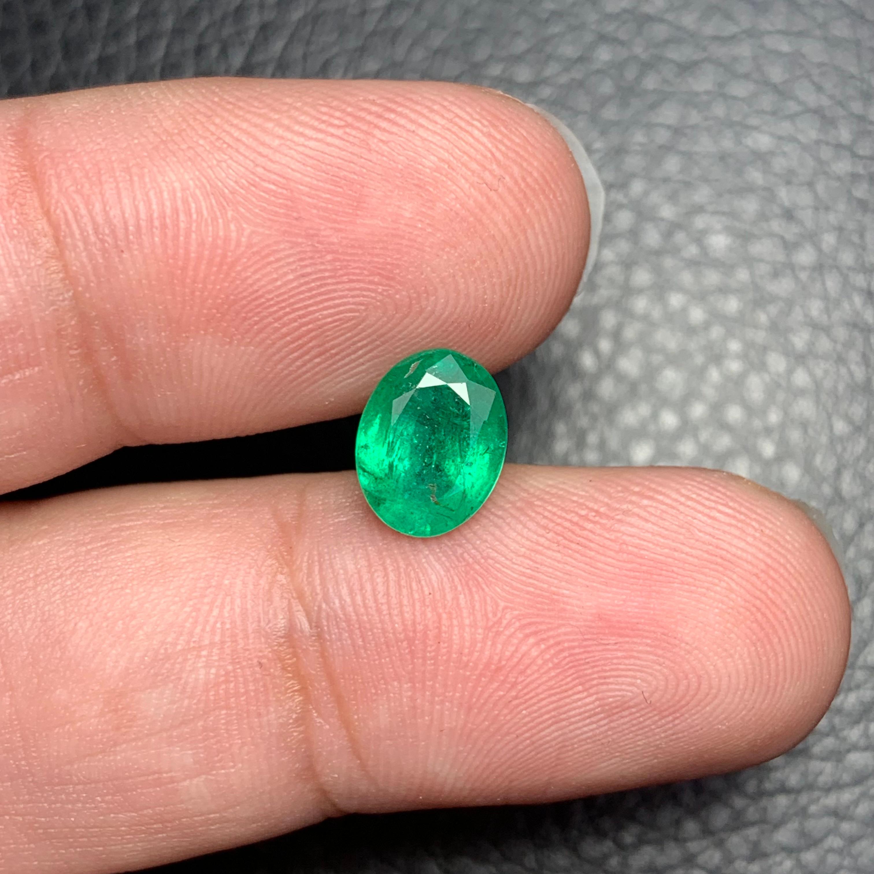 1.80 Carat Natural Loose Emerald Oval Shape Gemstone (Émeraude en vrac de forme ovale) en vente 1