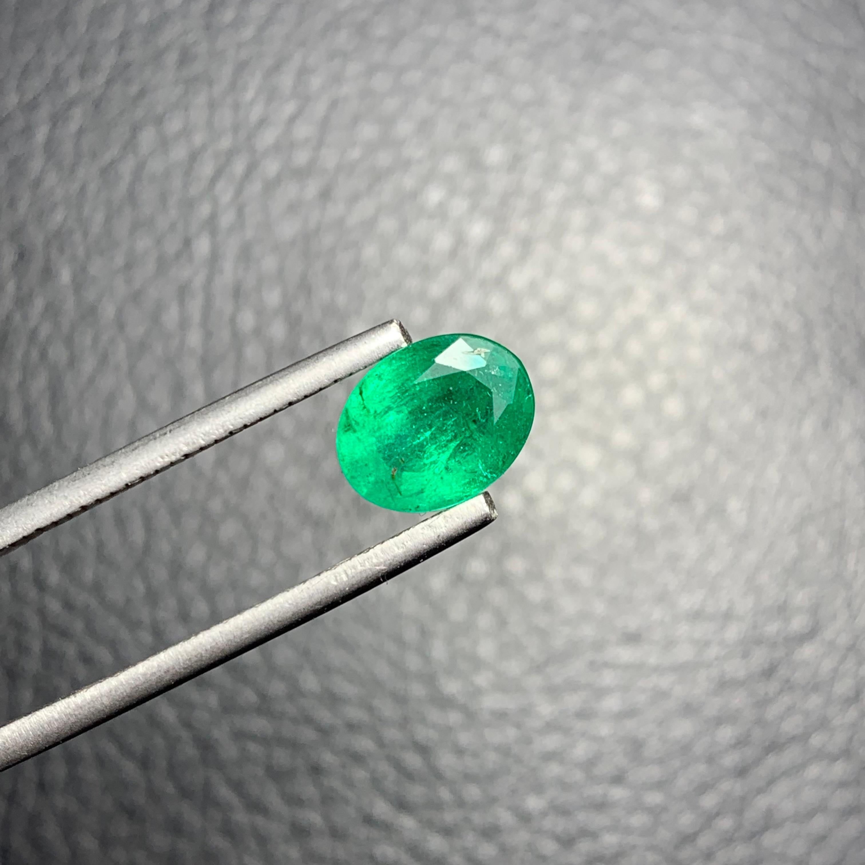 1.80 Carat Natural Loose Emerald Oval Shape Gemstone (Émeraude en vrac de forme ovale) en vente 2