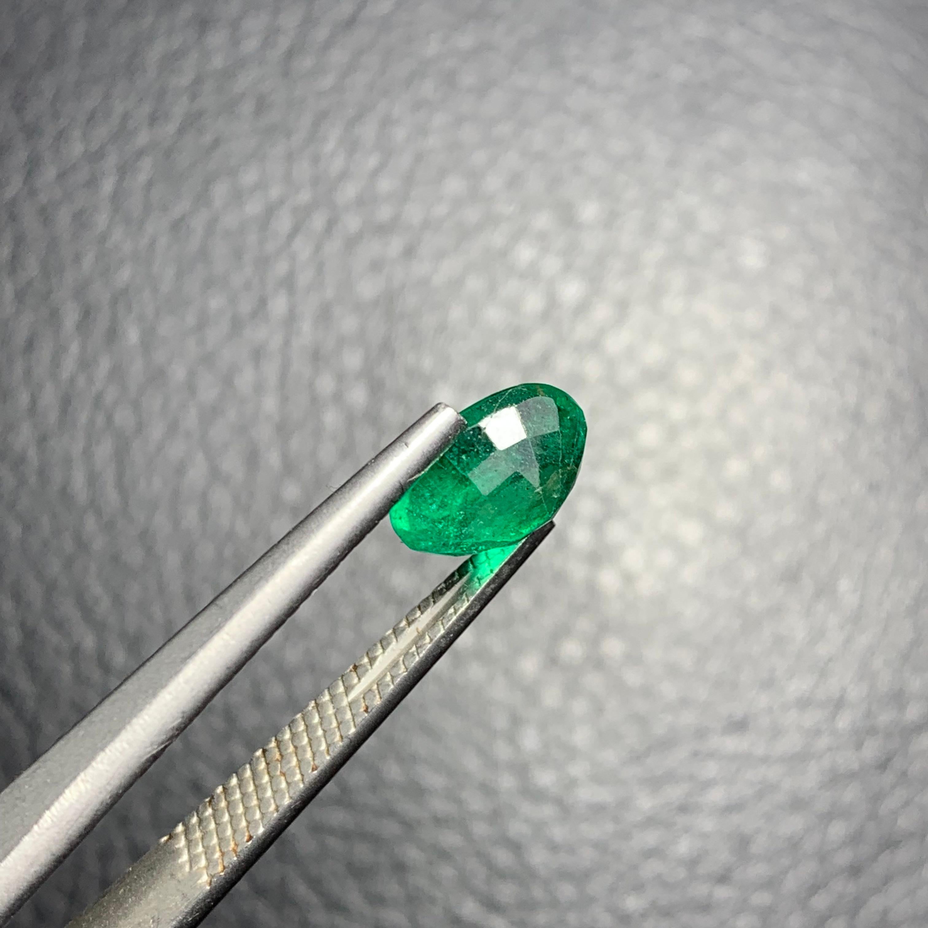 1.80 Carat Natural Loose Emerald Oval Shape Gemstone (Émeraude en vrac de forme ovale) en vente 3