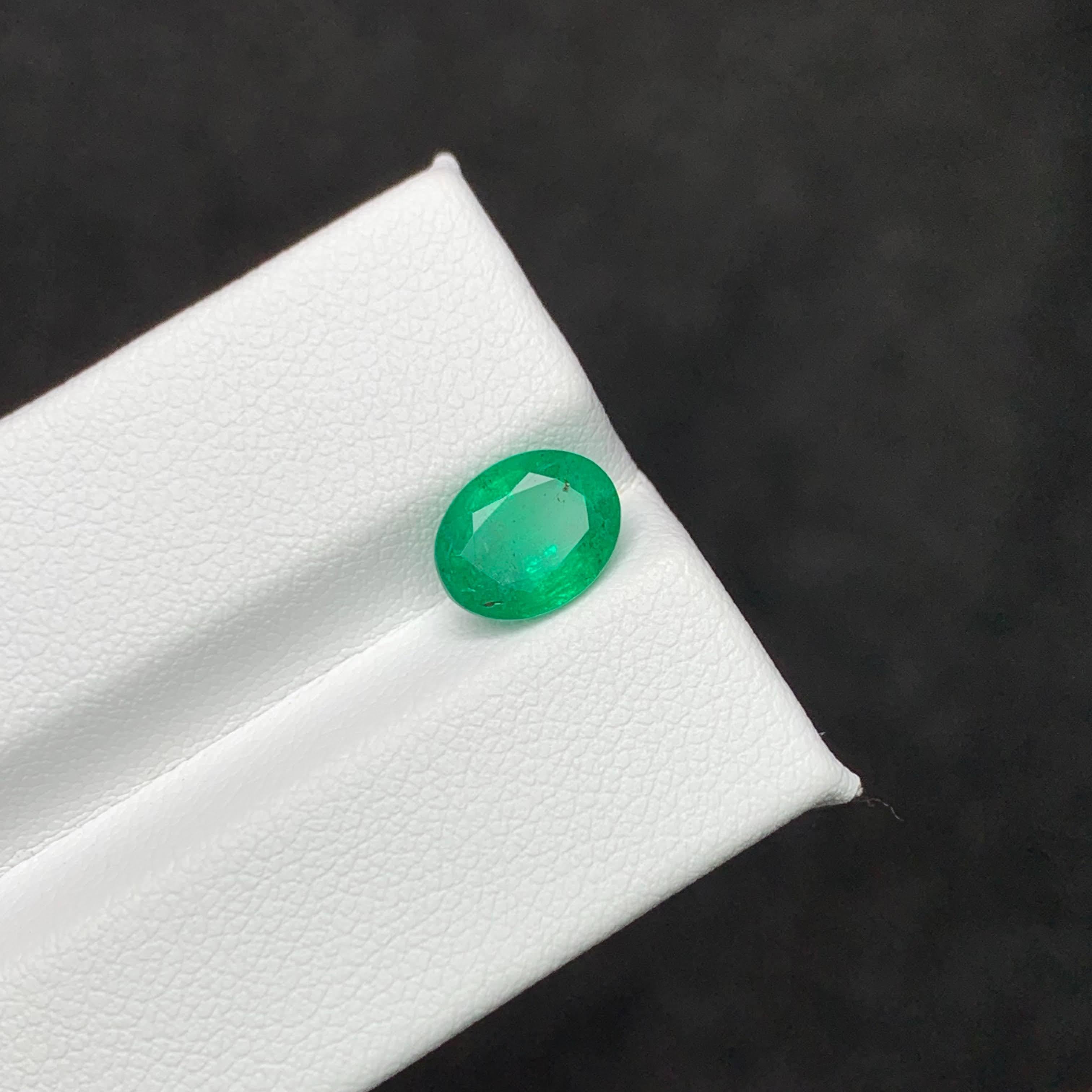 Moderno 1,80 carati di pietra naturale di smeraldo verde sciolta con taglio ovale dallo Zambia in vendita