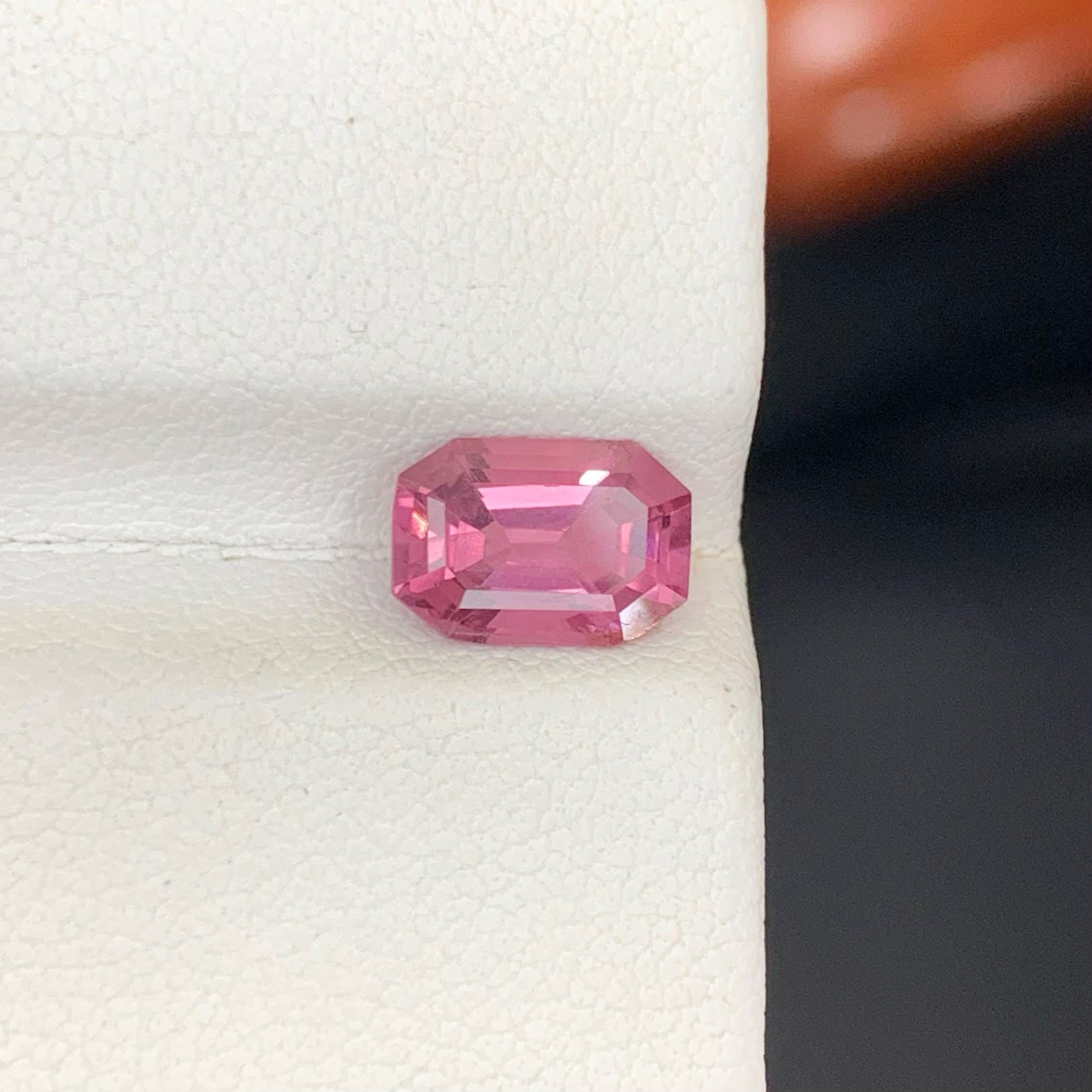Gewicht 1,80 Karat 
Abmessungen 8.7x6.0x4.3mm
Behandlung Keine 
Herkunft Birmanisch 
Klarheit VVS 
Form Schliff Smaragd 




Dieser 1,80 Karat schwere, natürliche, lose rosa Spinell hat einen leuchtenden, rosafarbenen Farbton mit außergewöhnlicher