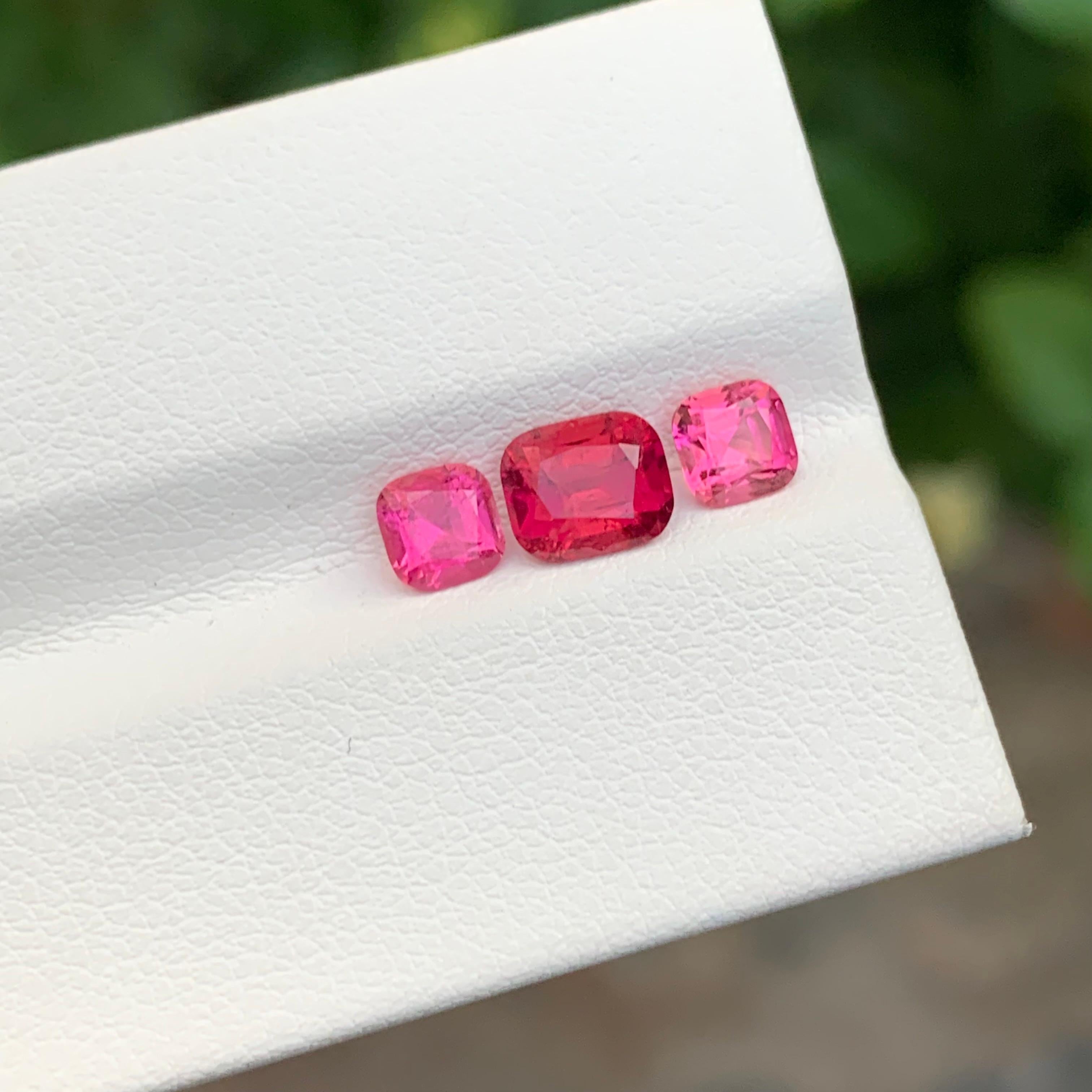Paire de Tourmaline Rose et Tourmaline Rubellite en vrac 

Poids : 1.80 Carats
Tourmaline Rubellite Tailles : 0.90 Carat 
Paire de tourmalines roses : 0,75 carat 
Origine : Afghanistan
Certificat : Sur demande
Forme : Coussin 


La tourmaline est