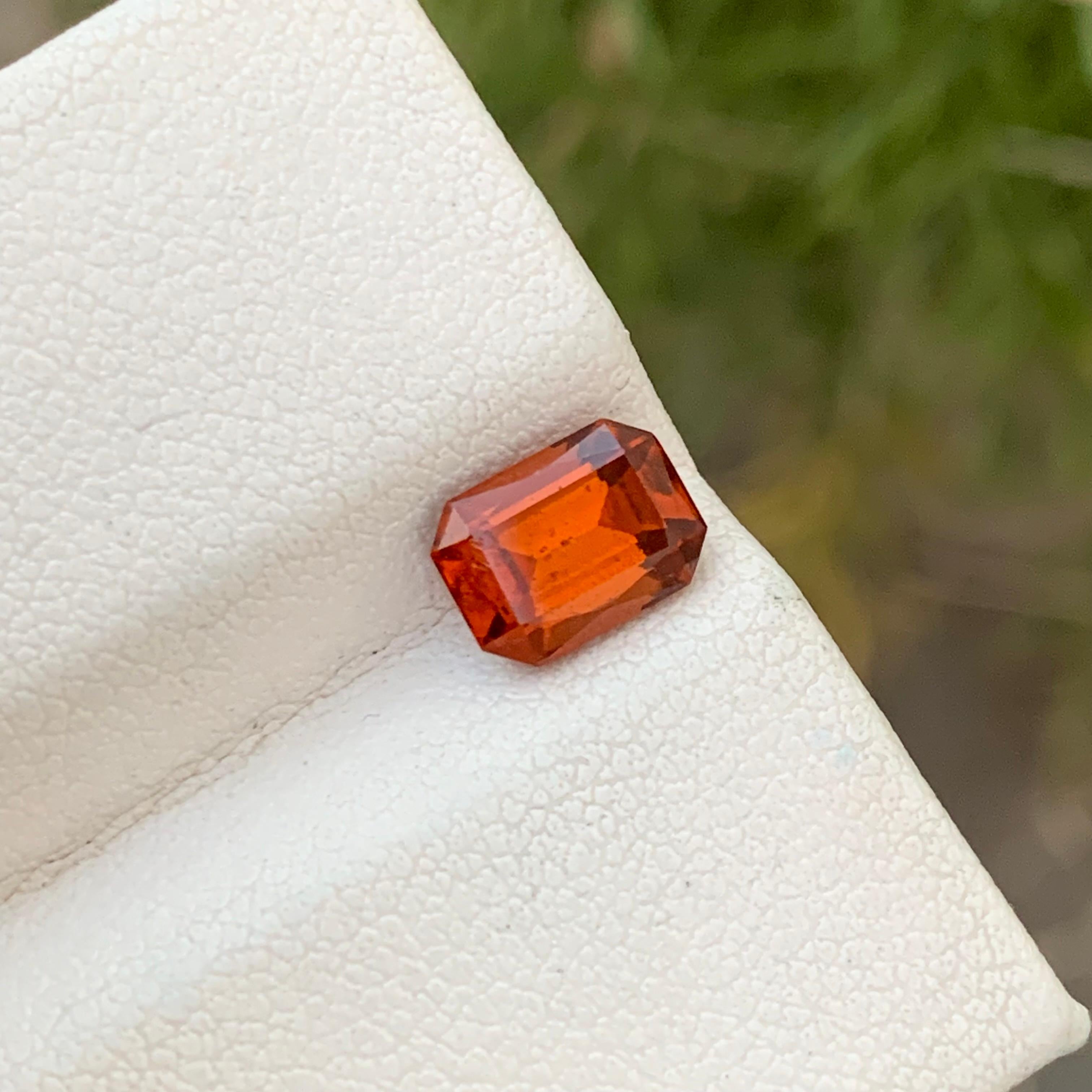 1.80 Carat Natural Loose Spessartine Garnet Emerald Gem For Jewellery Making  For Sale 4