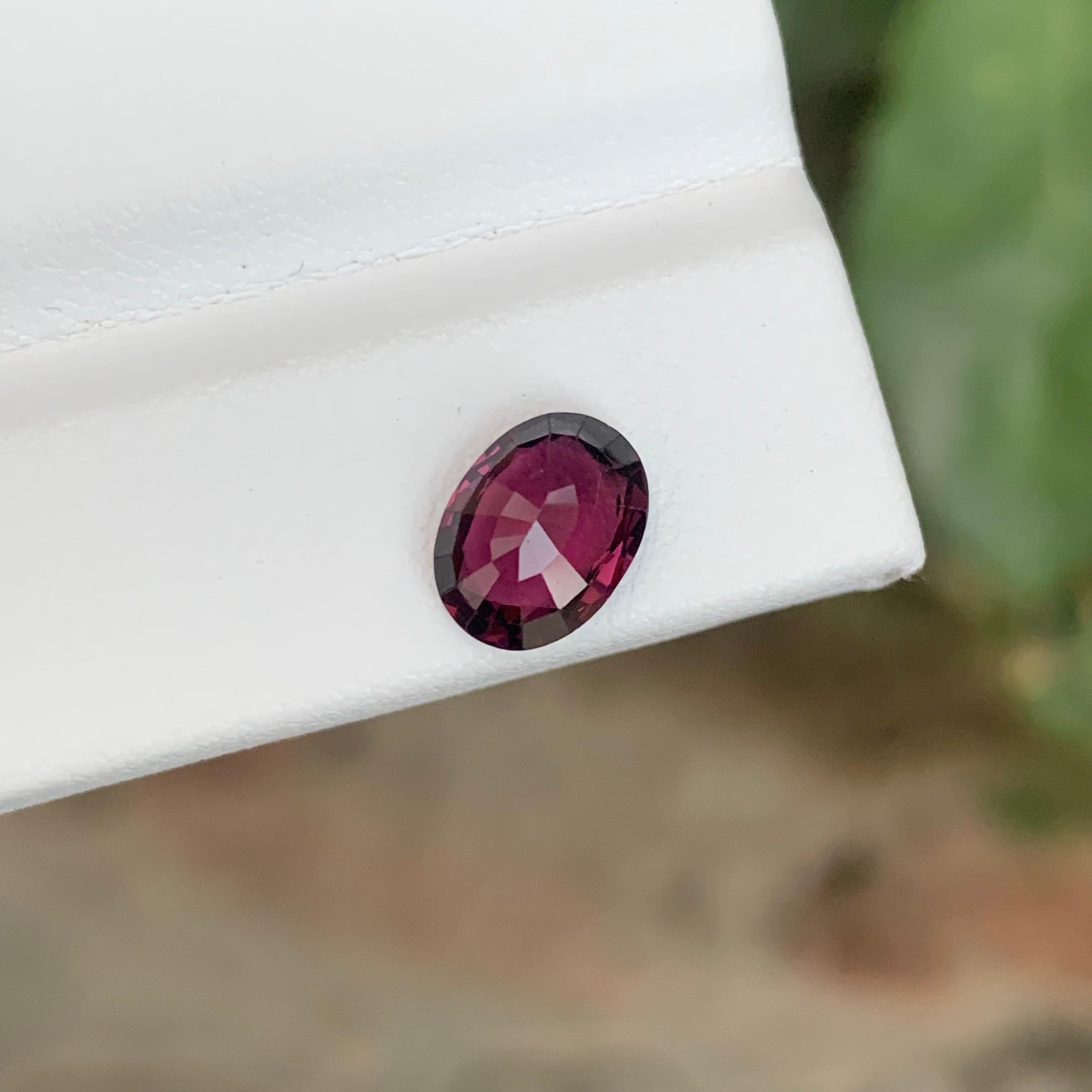 Arts and Crafts 1.80 Carat Natural Loose Spinel Oval Shape Gemstone From Tanzania (pierres précieuses de forme ovale en vrac) en vente