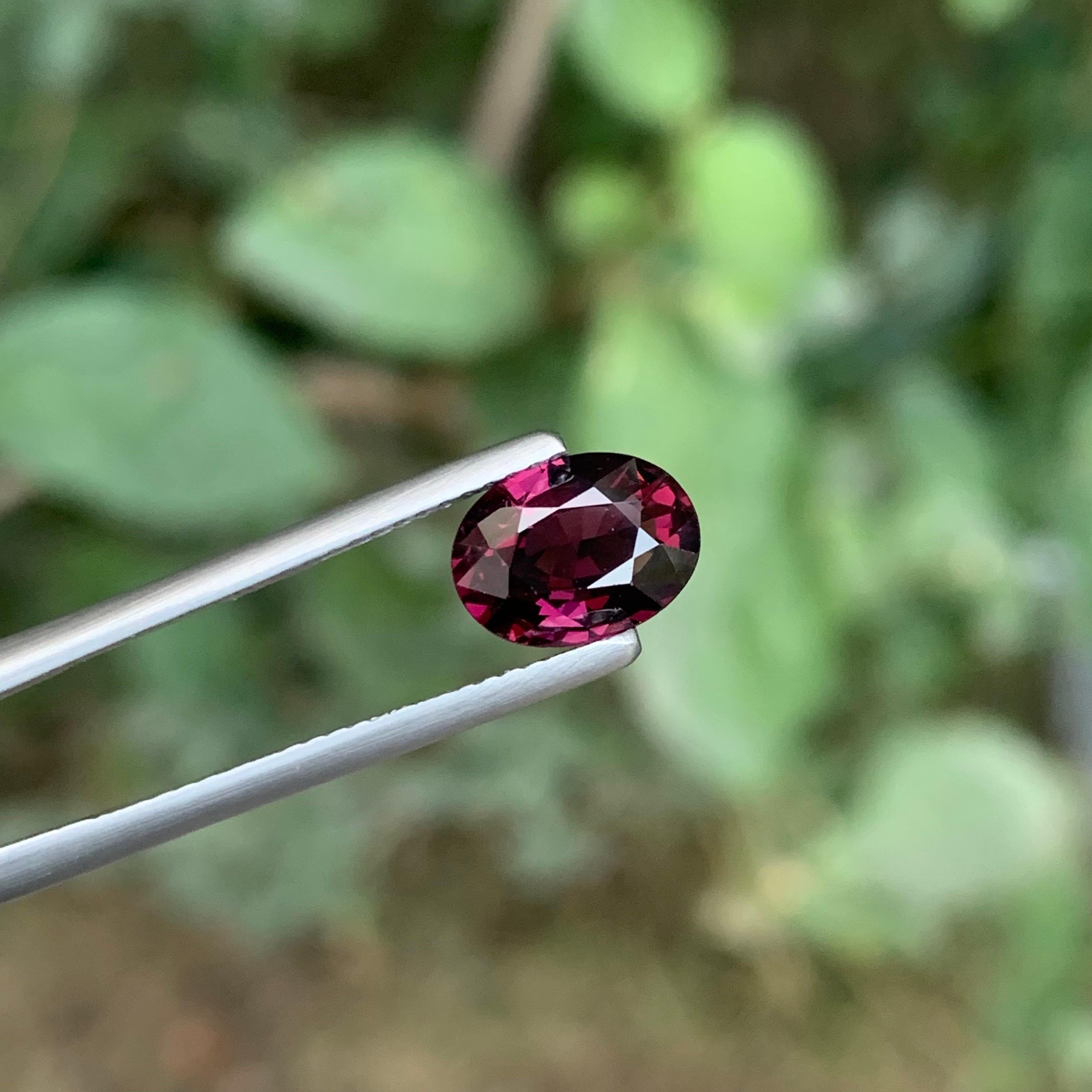 1.80 Carat Natural Loose Spinel Oval Shape Gemstone From Tanzania (pierres précieuses de forme ovale en vrac) Neuf - En vente à Peshawar, PK