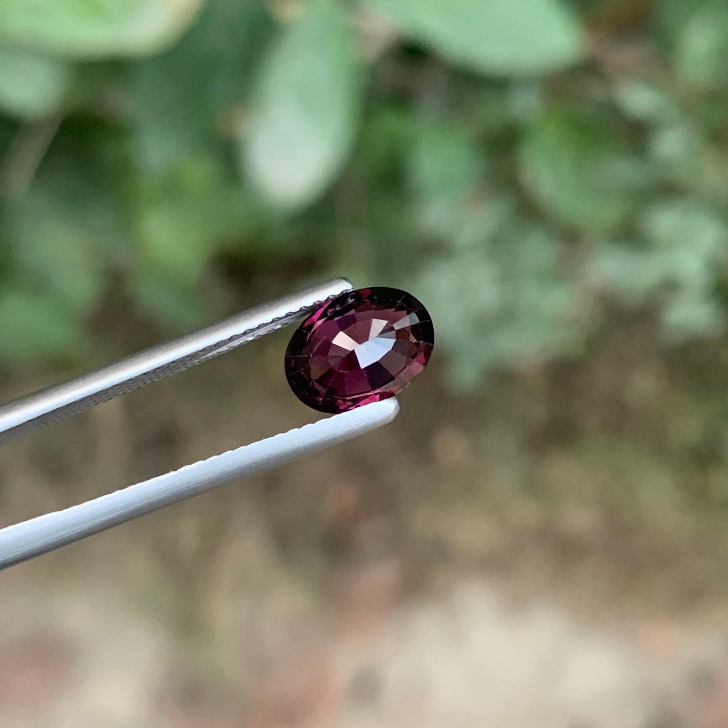 1.80 Carat Natural Loose Spinel Oval Shape Gemstone From Tanzania (pierres précieuses de forme ovale en vrac) en vente 1
