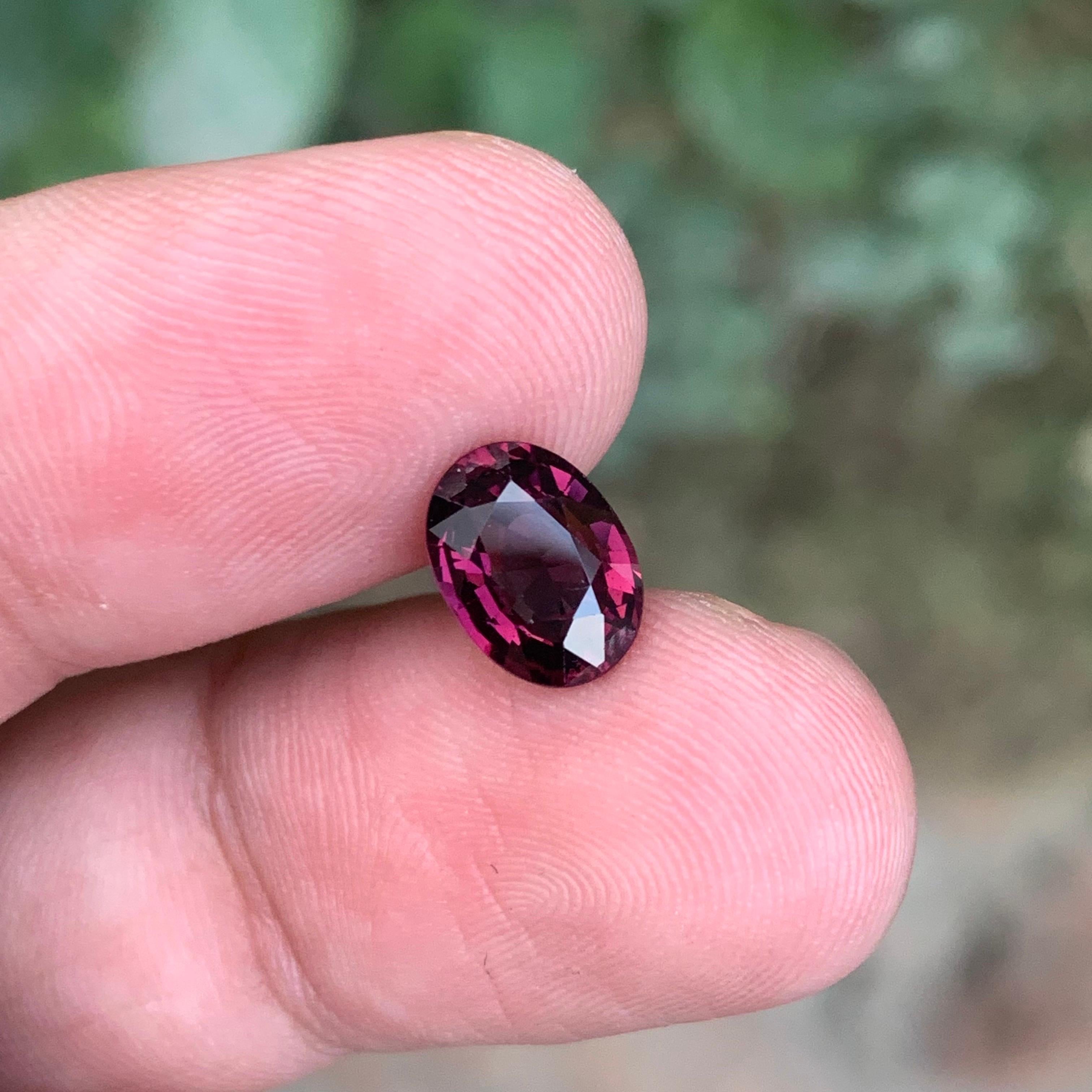 1.80 Carat Natural Loose Spinel Oval Shape Gemstone From Tanzania (pierres précieuses de forme ovale en vrac) en vente 3