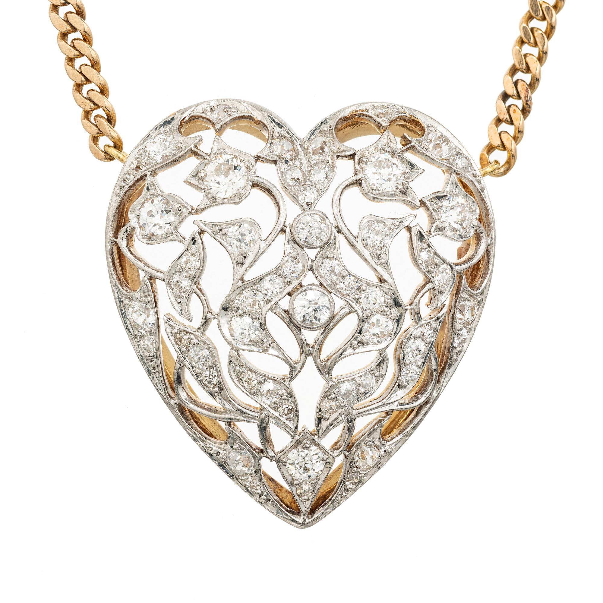 Collana con ciondolo a cuore in stile Art Deco del 1920 con diamanti lavorati. Questo pezzo senza tempo cattura l'essenza dell'Art Deco eara. Il pendente a forma di cuore a cupola è realizzato in oro giallo 14 con una parte superiore in platino, con