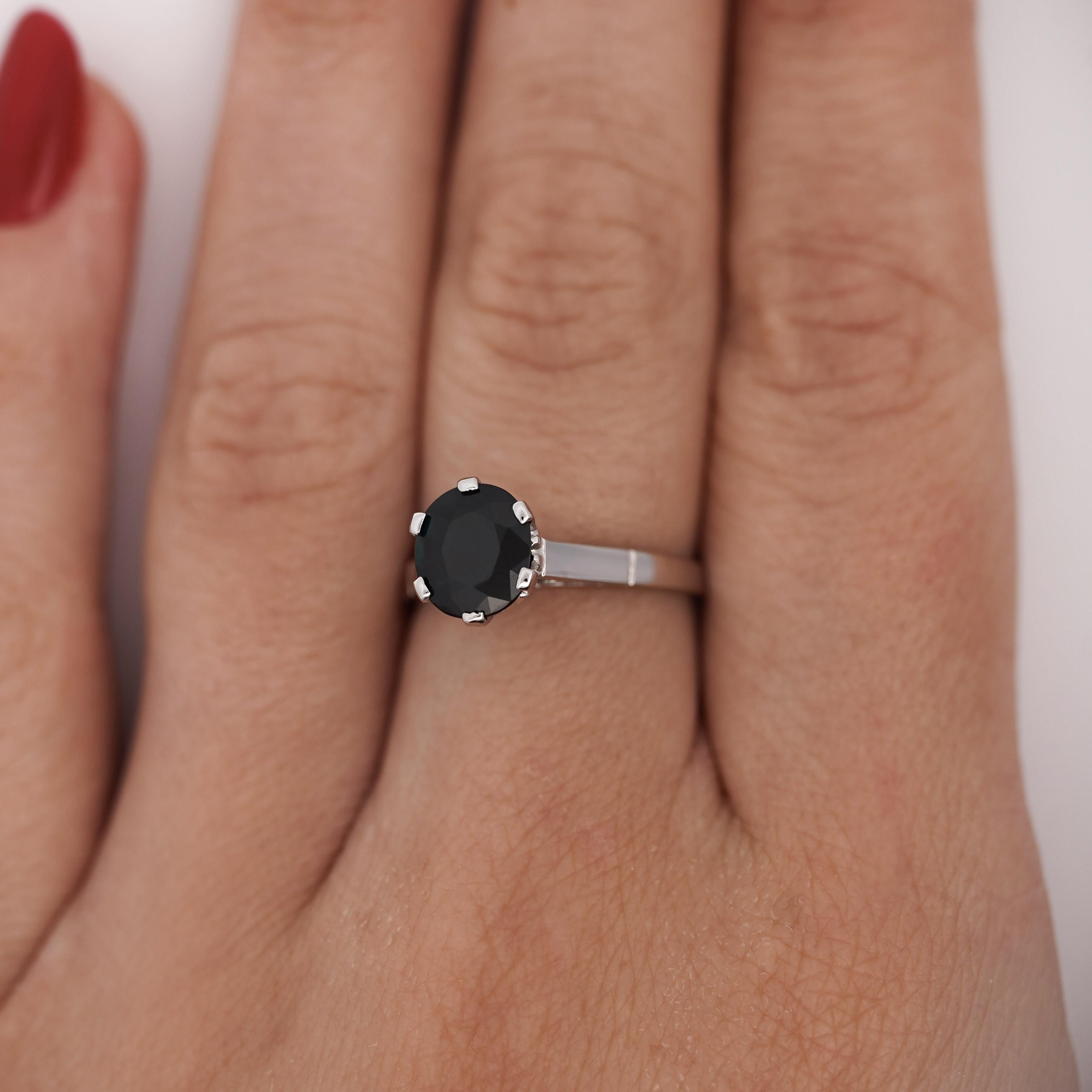 Anello di fidanzamento solitario con zaffiro blu naturale da 1,80 carati con taglio ovale e incastonatura a sei punte con dettagli in filigrana a forma di cuore e due accenti di diamante in oro bianco 14 carati. Taglia 6, regolabile, peso totale