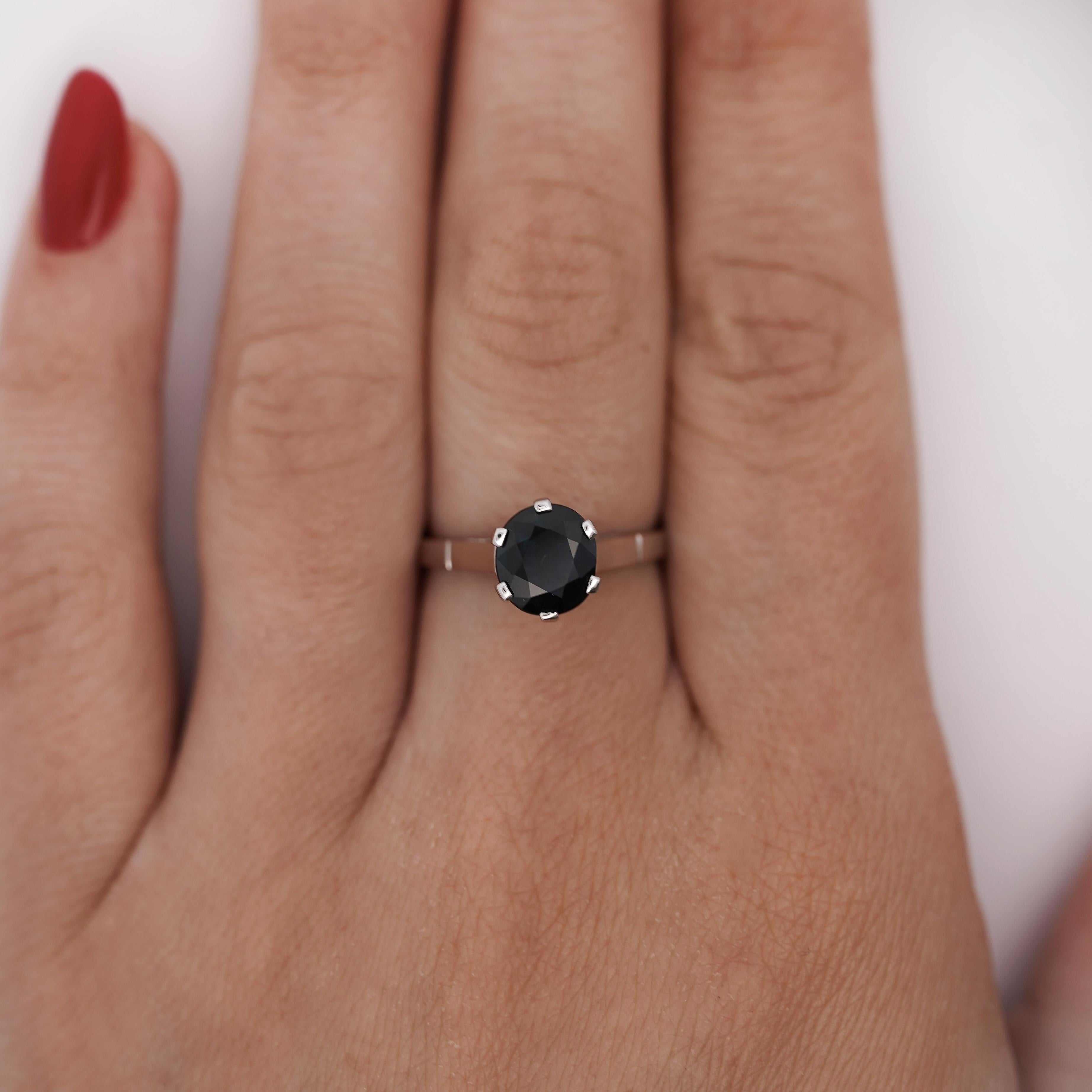 Contemporaneo Anello di fidanzamento solitario a cattedrale in oro bianco 14K con zaffiro blu ovale da 1,80 carati in vendita