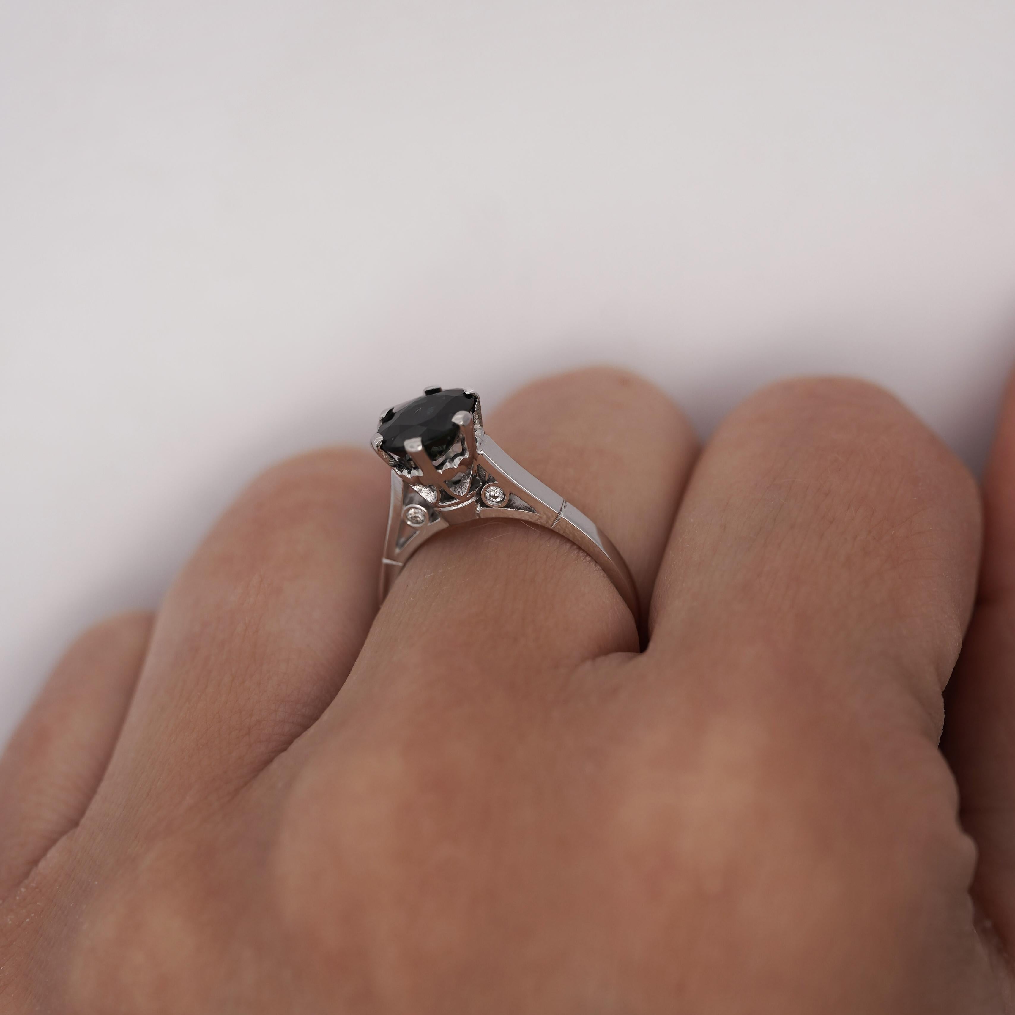 Anello di fidanzamento solitario a cattedrale in oro bianco 14K con zaffiro blu ovale da 1,80 carati In condizioni ottime in vendita a Miami, FL