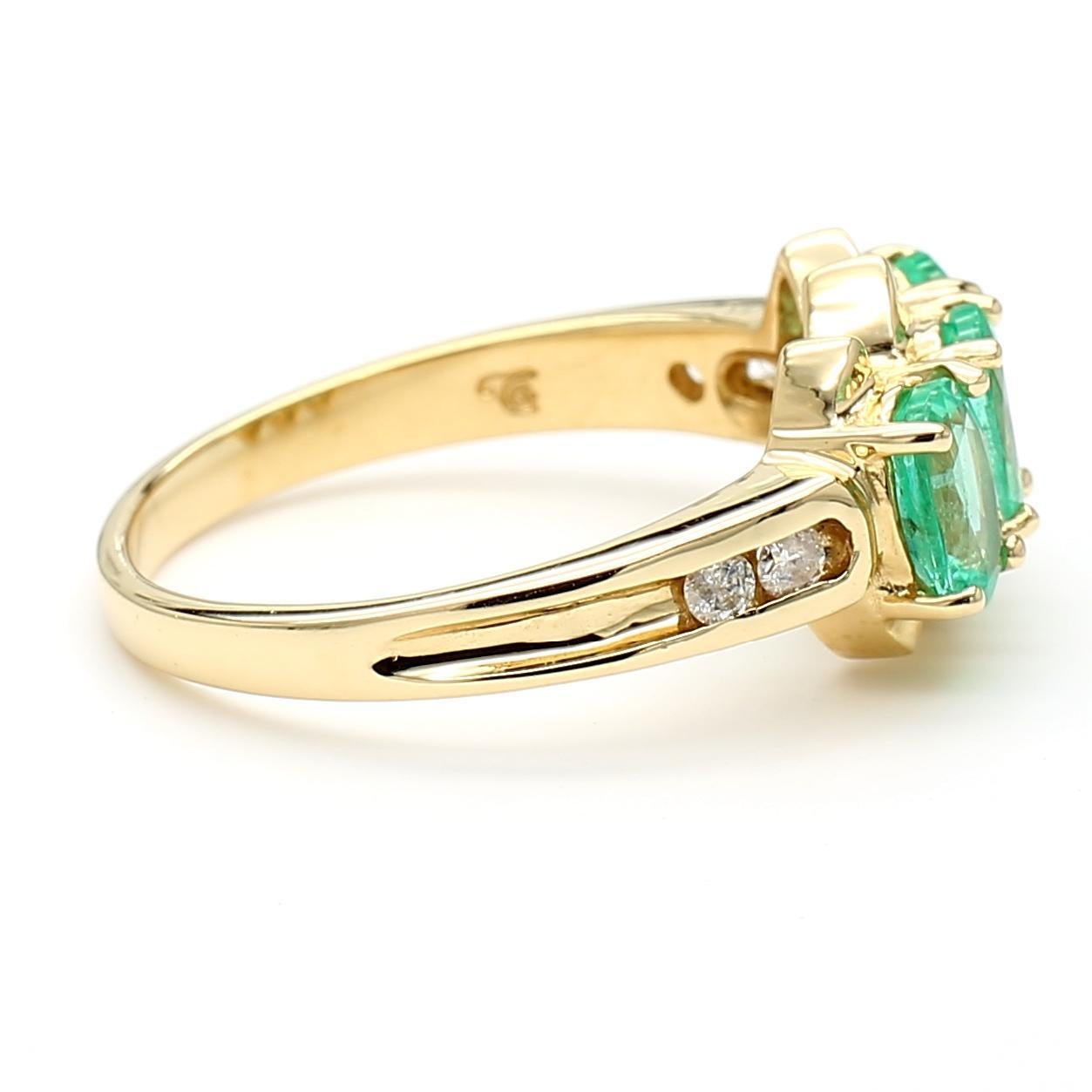 1.80 Carat Oval Emerald 3 Stone Ring in 14K Gold In Excellent Condition For Sale In Miami, FL