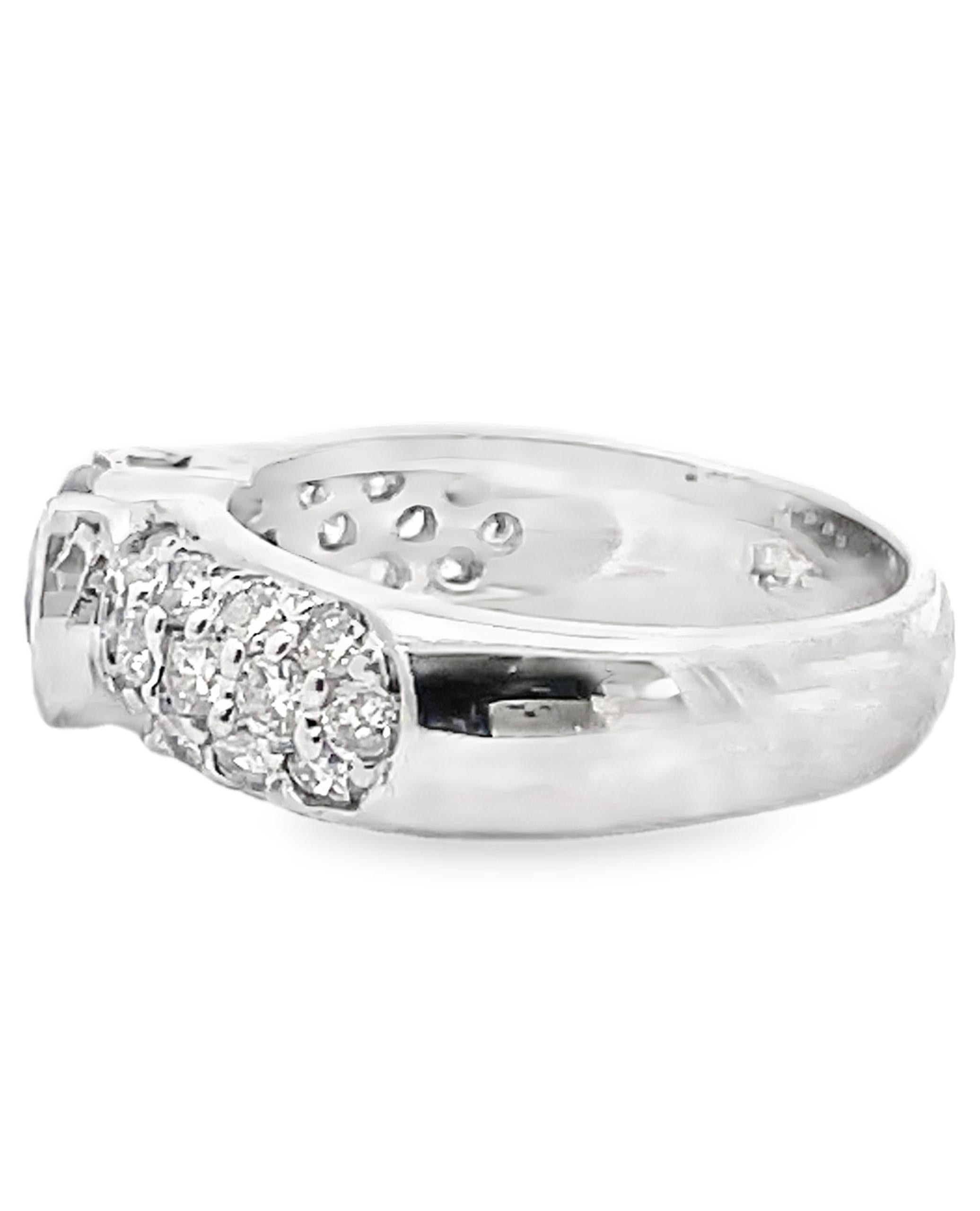 Anillo de oro blanco de 14 quilates con un zafiro ovalado de 1,80 quilates y diamantes redondos facetados de 0,98 quilates en total.

La talla del dedo es 7,25, puede aumentarse o reducirse hasta 2 tallas