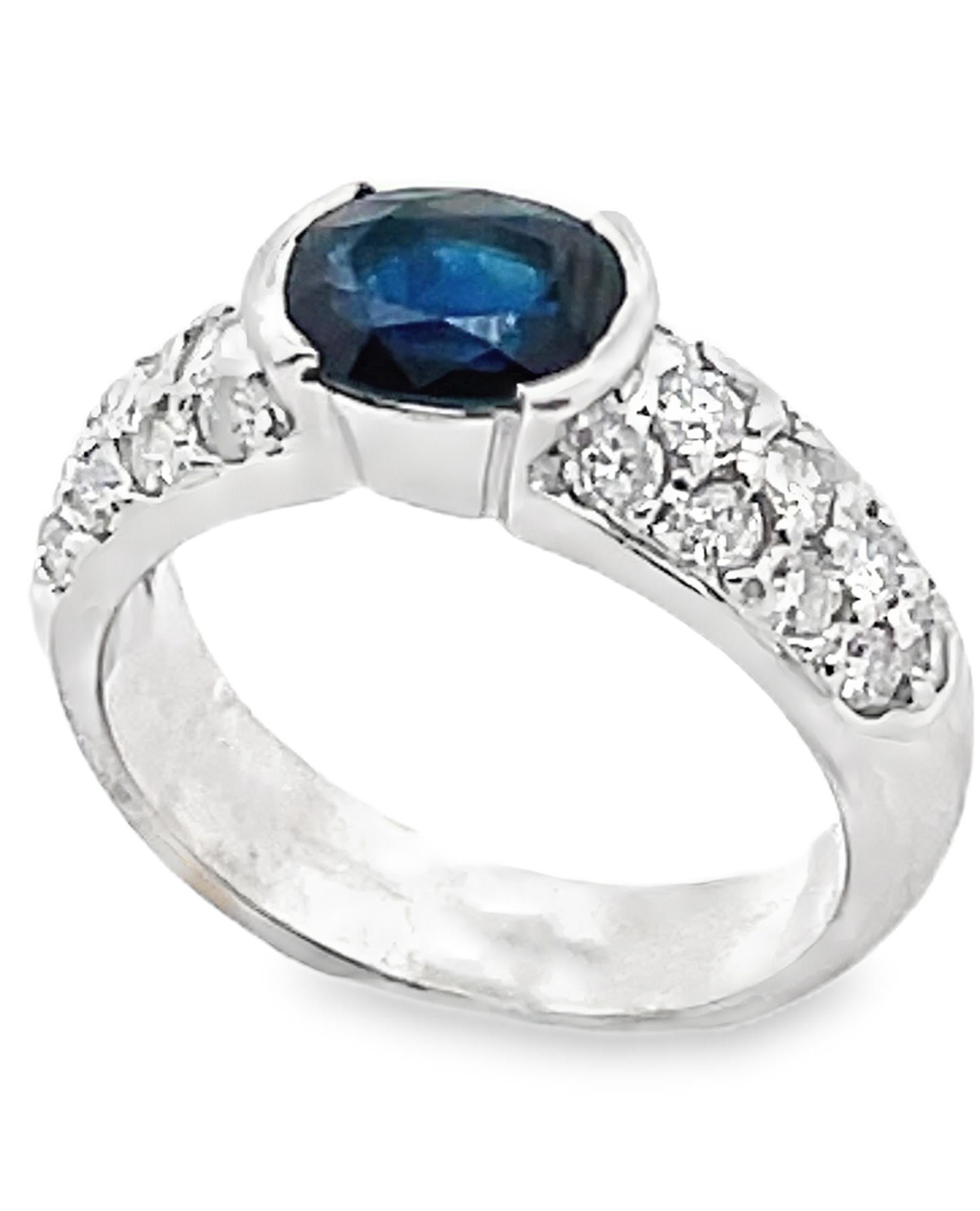 Anillo de zafiro ovalado de 1,80 quilates en oro blanco de 14k con diamantes redondos de 0,98 quilates en Nuevo estado para la venta en Old Tappan, NJ