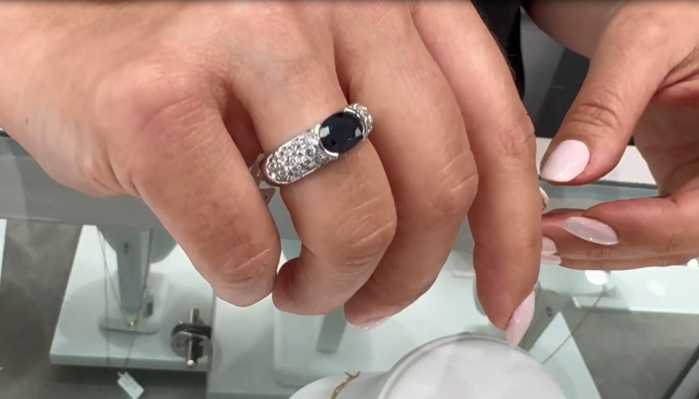 Anillo de zafiro ovalado de 1,80 quilates en oro blanco de 14k con diamantes redondos de 0,98 quilates en venta 2