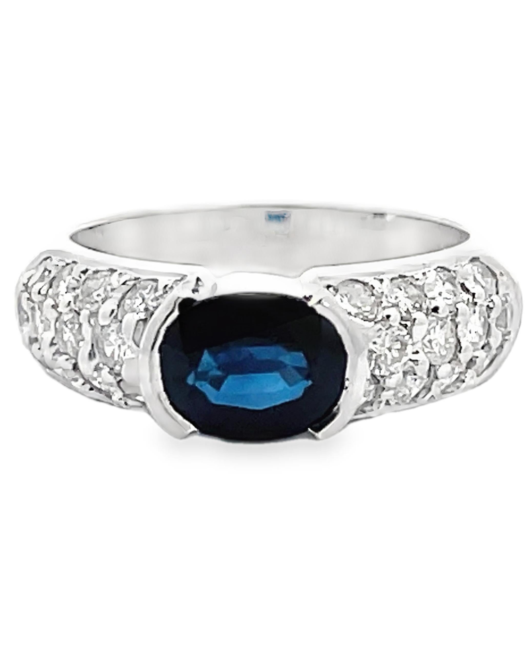 Anillo de zafiro ovalado de 1,80 quilates en oro blanco de 14k con diamantes redondos de 0,98 quilates en venta